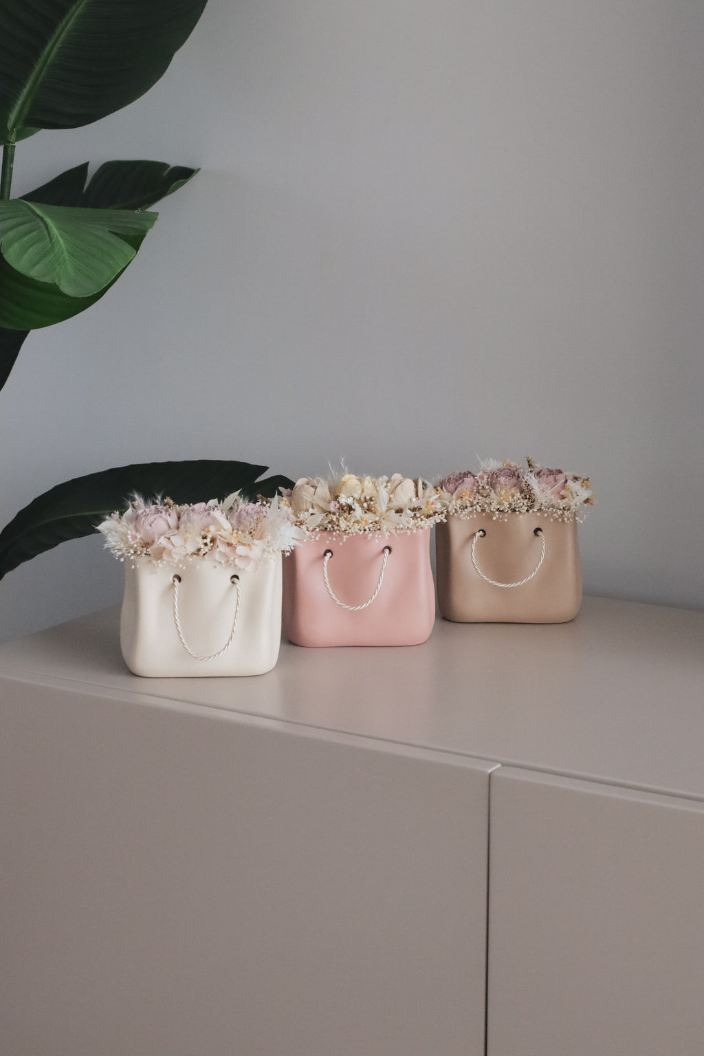Mala com flores preservadas e 3 flores de gesso perfumado