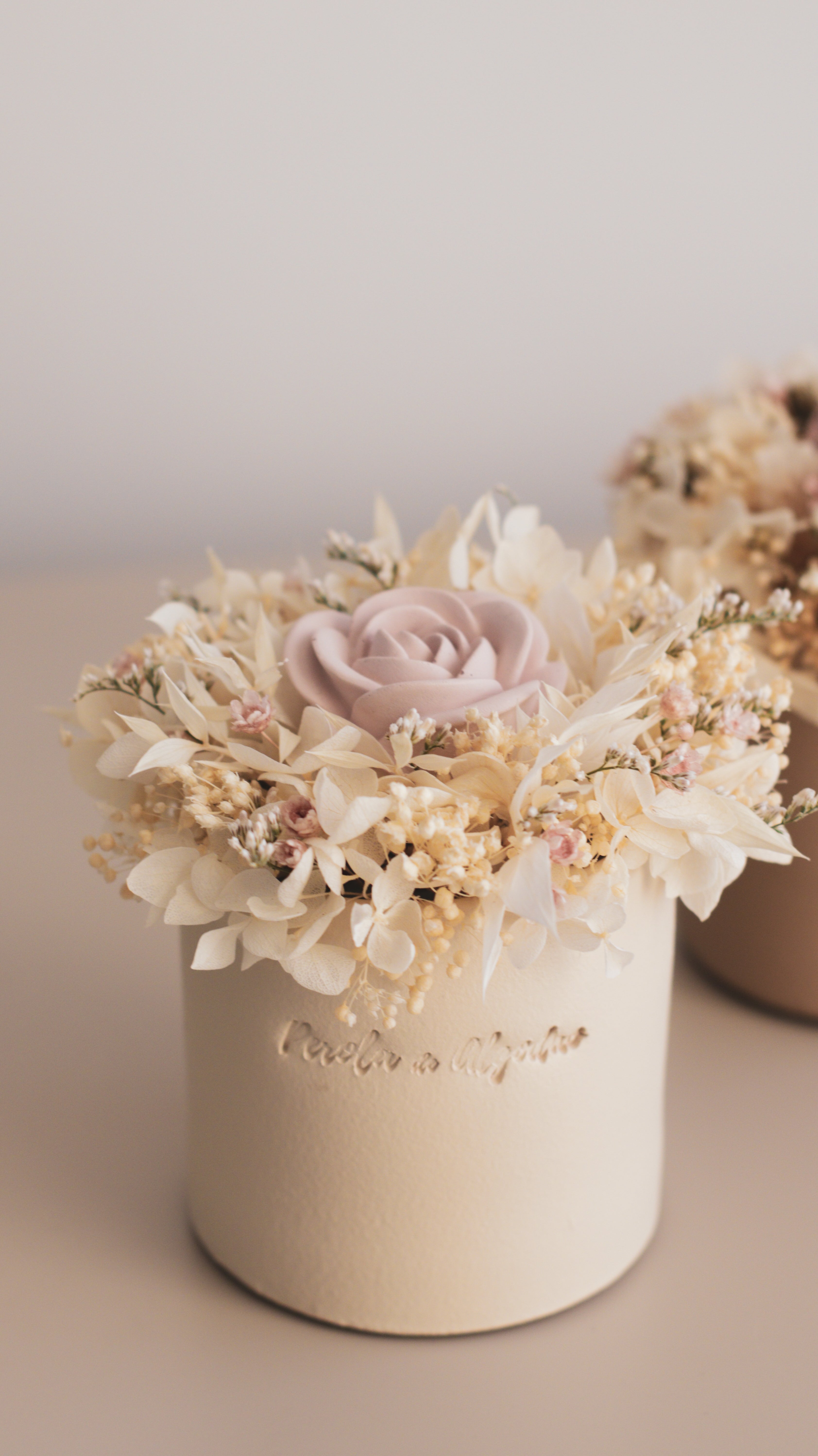 Vaso pequeno com flores preservadas e de gesso perfumado