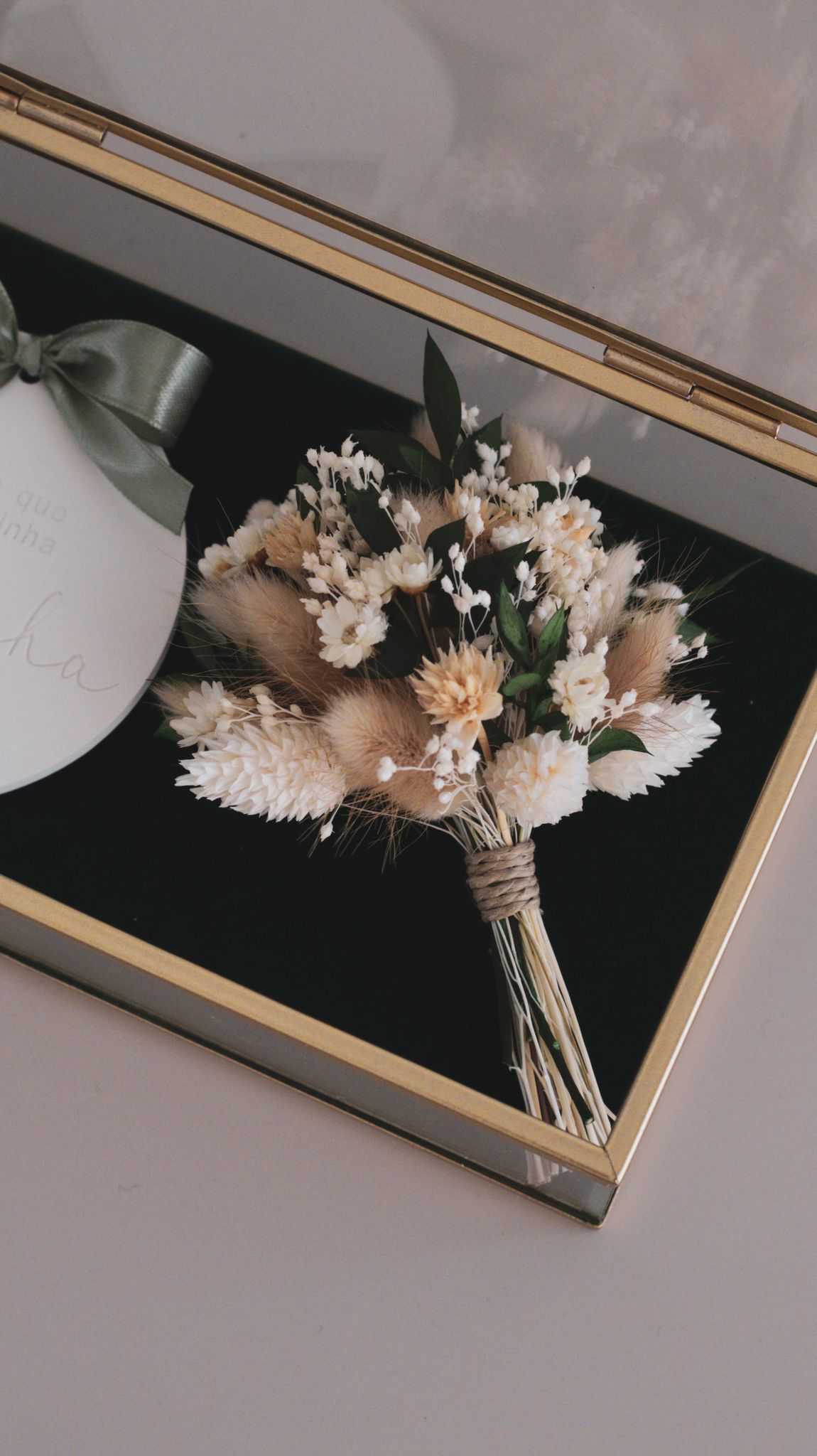 Caixa com pedido para madrinha e ramo de flores