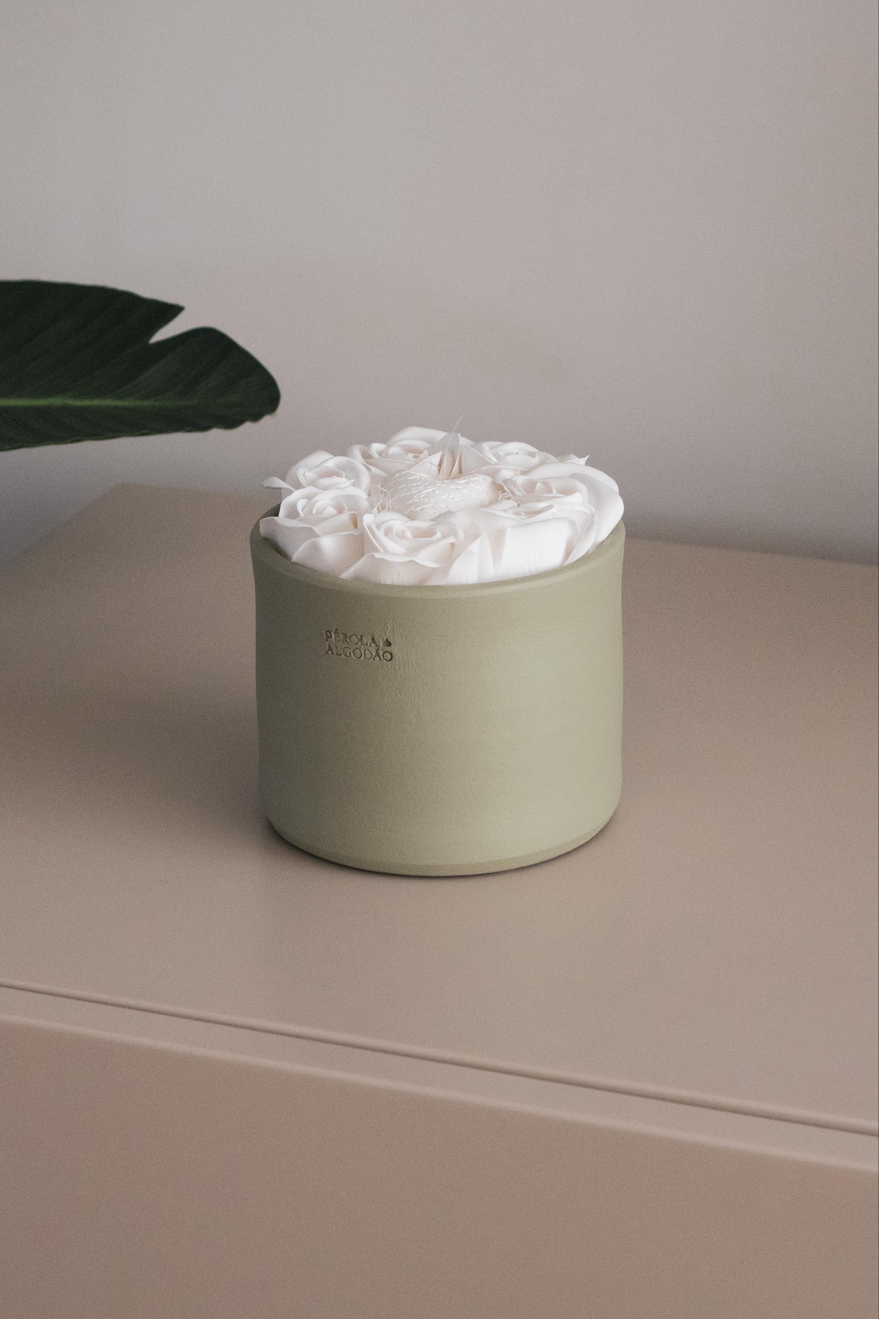 Vaso cerâmica com rosas e coração perfumado