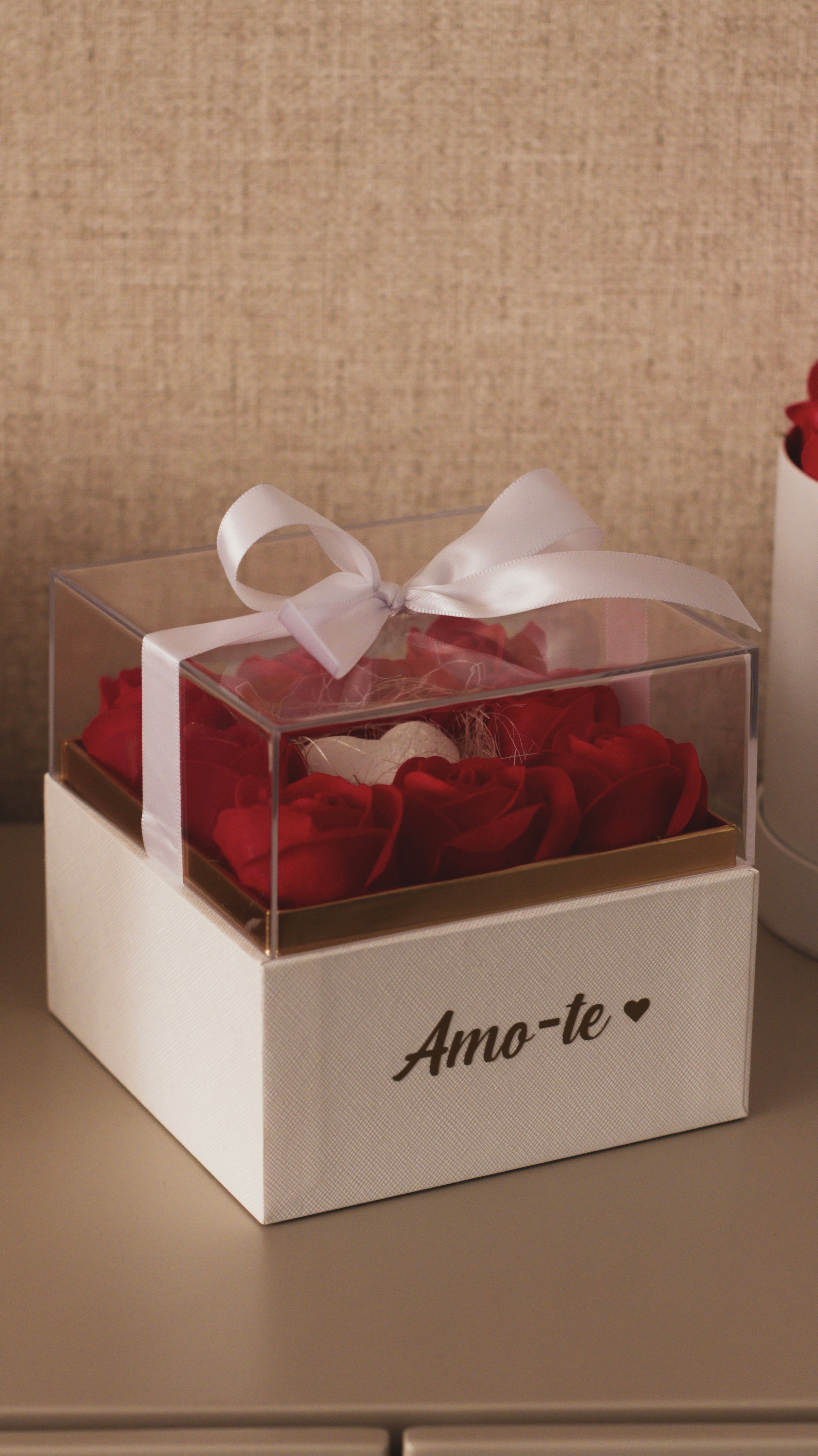 Caixa com rosas vermelhas