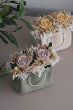 Mala com flores preservadas e 2 flores de gesso perfumado