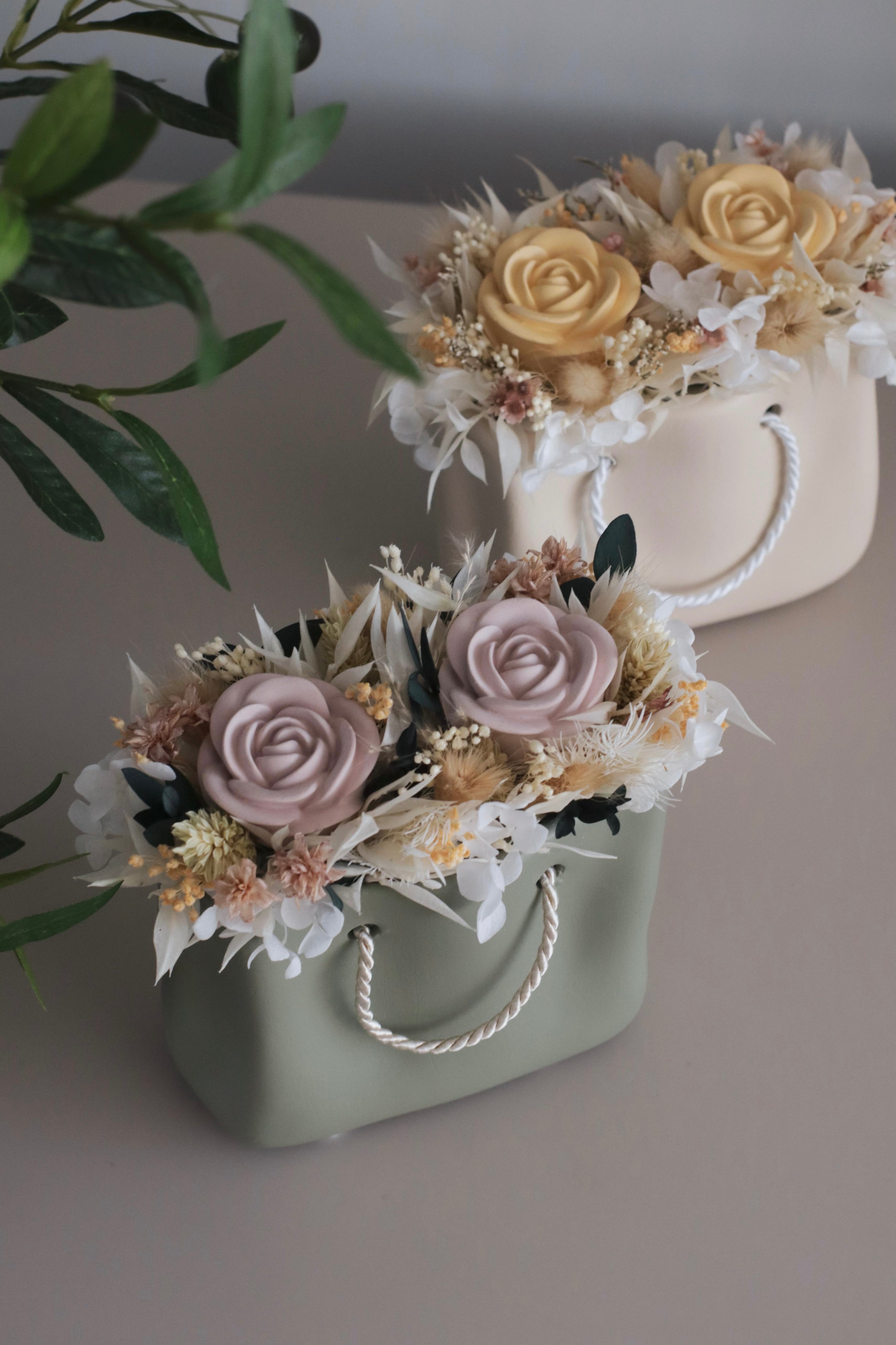 Mala com flores preservadas e 2 flores de gesso perfumado