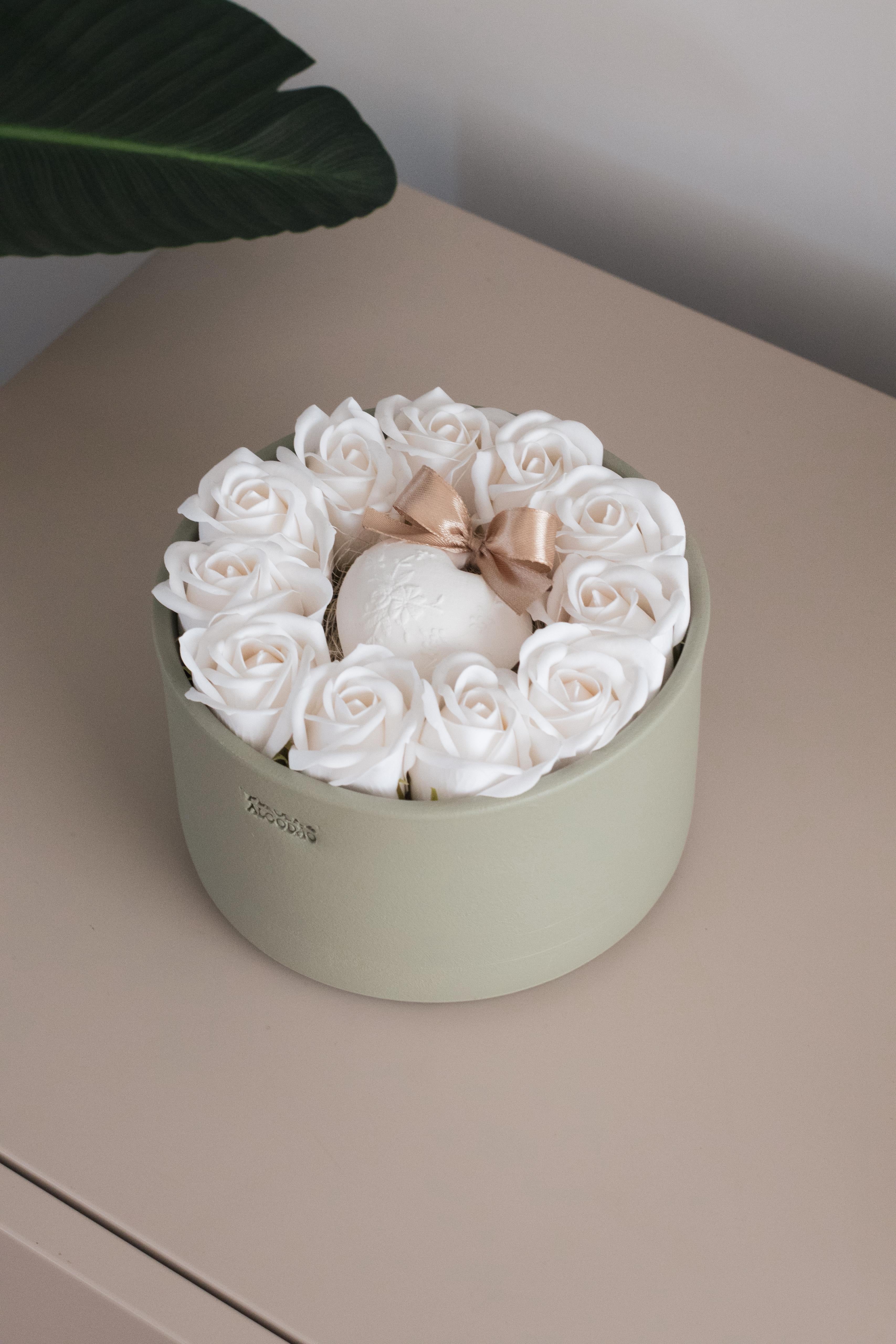 Vaso de cerâmica grande com rosas e coração de gesso perfumado