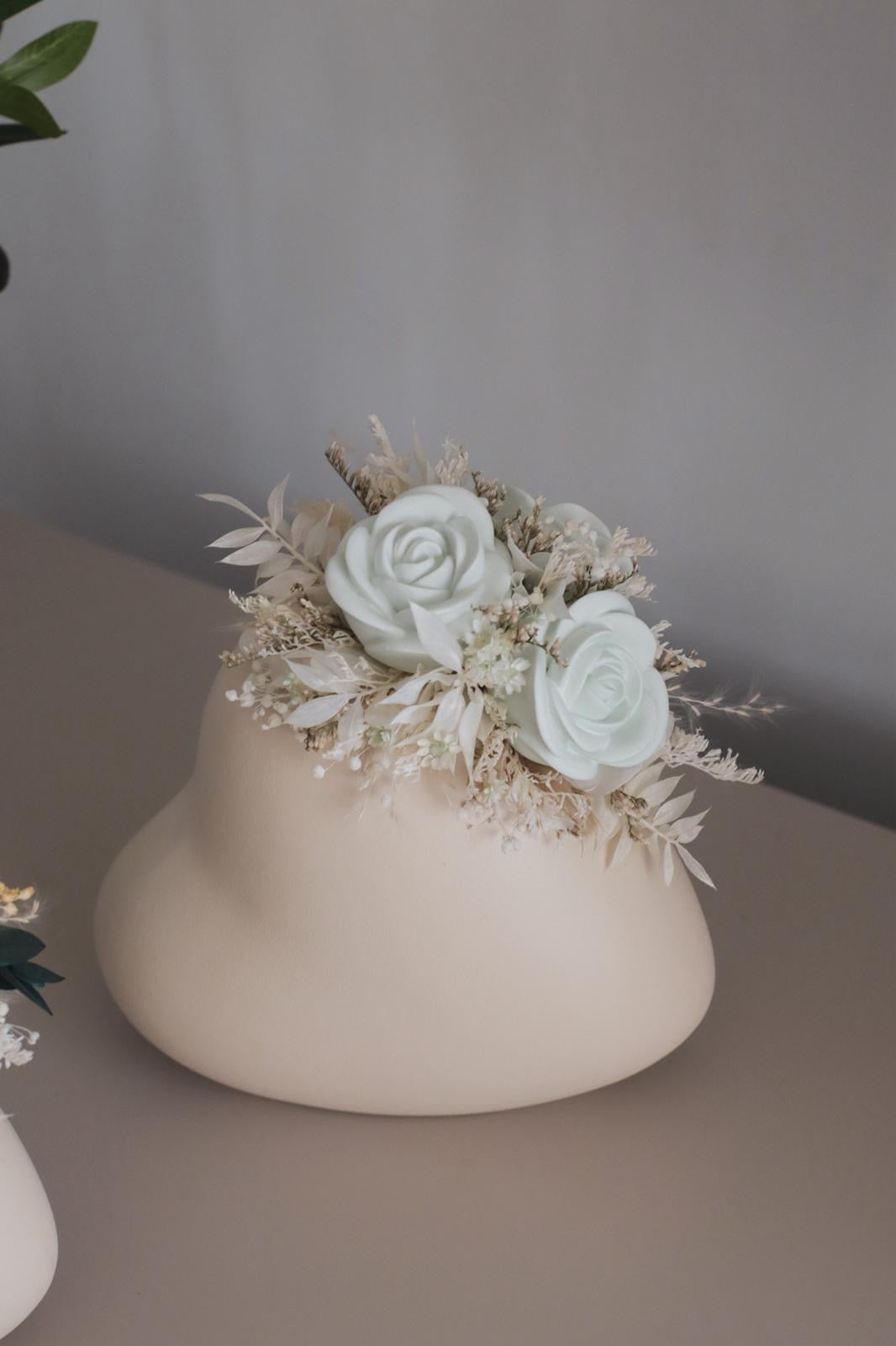 Coração lateral com flores preservadas e de gesso perfumado