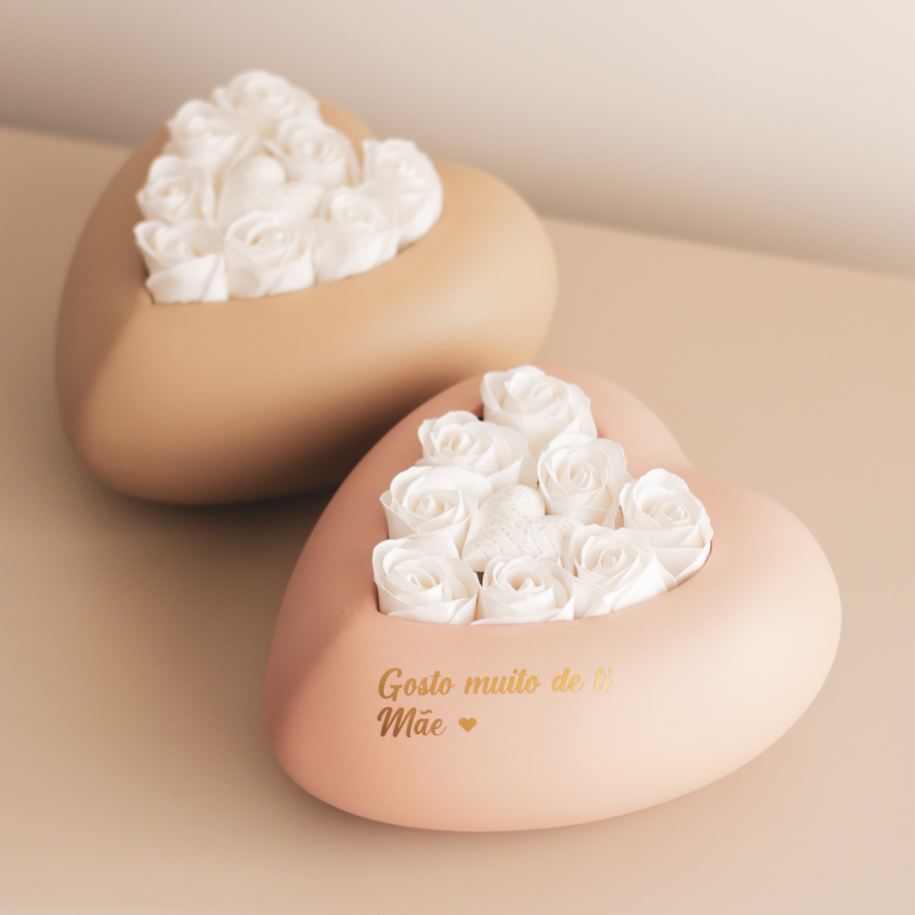 Coração com rosas brancas "Mãe"