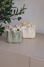 Mala com flores preservadas e 2 flores de gesso perfumado