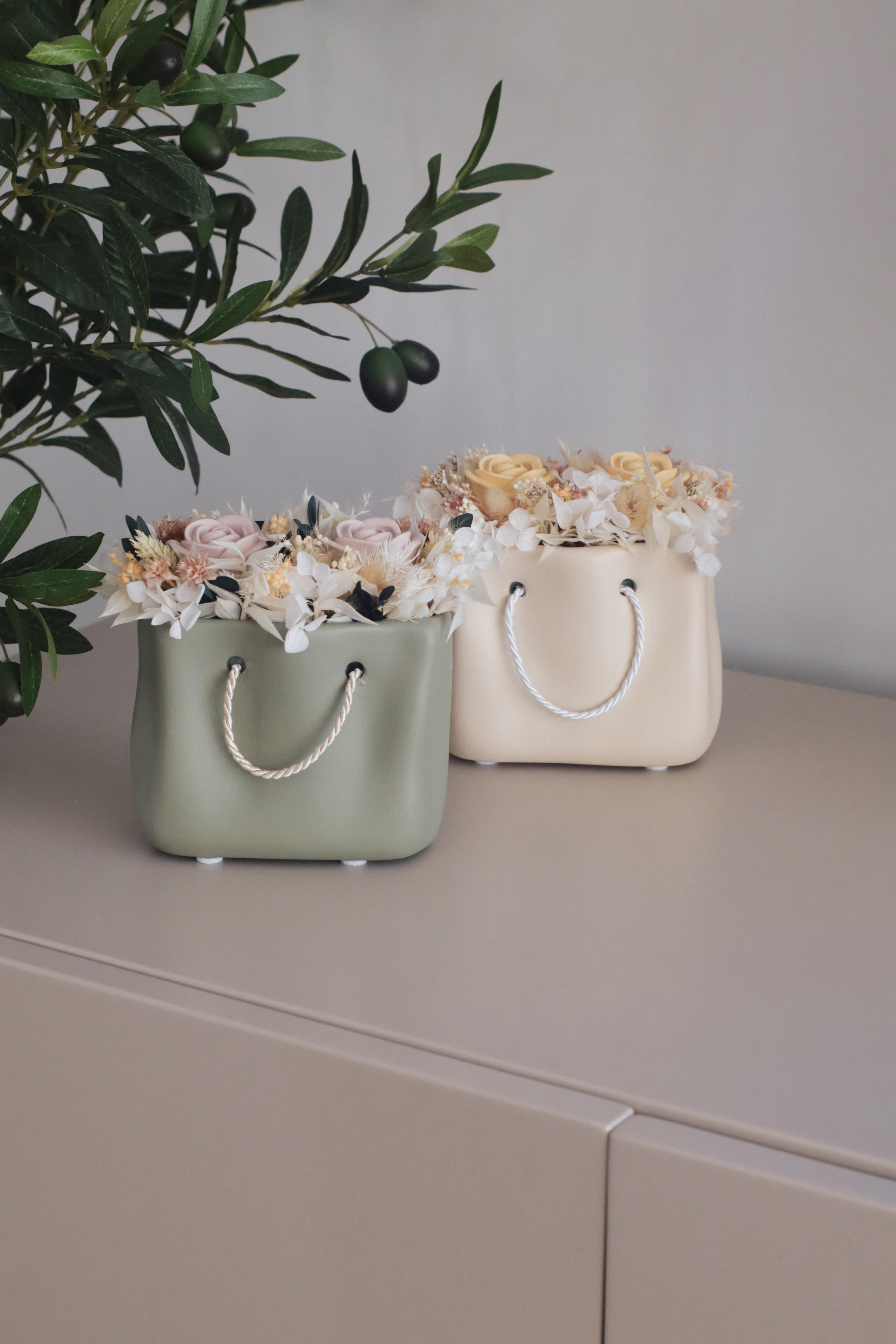 Mala com flores preservadas e 2 flores de gesso perfumado