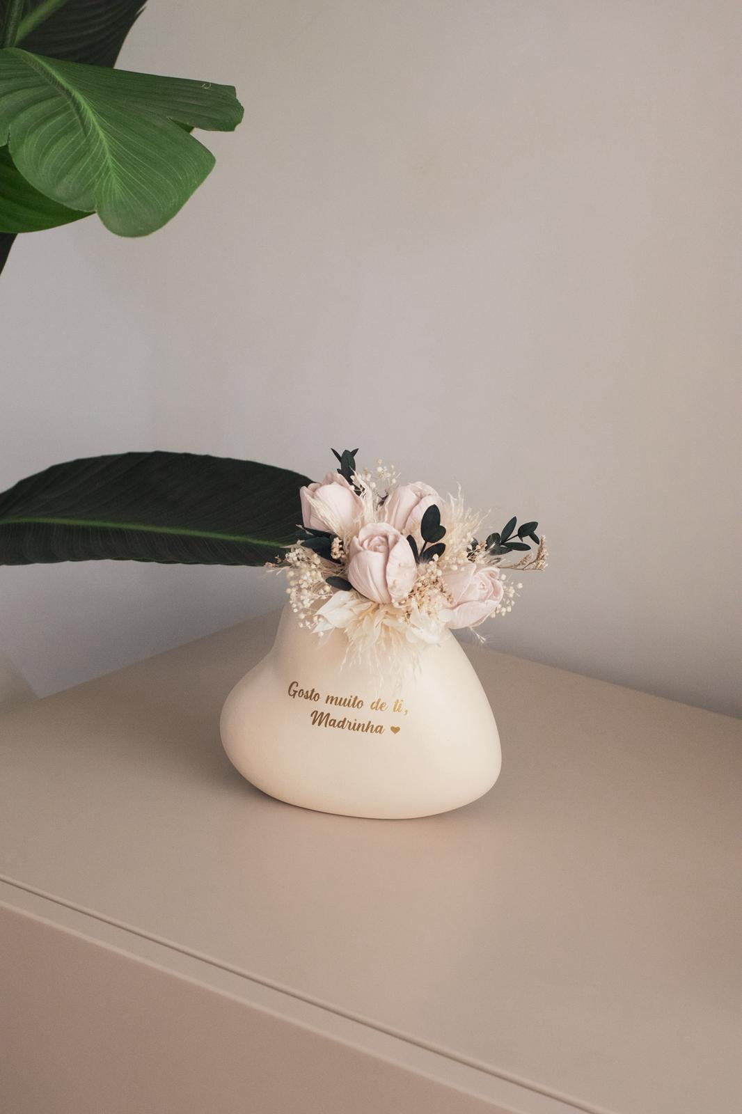 Coração lateral com flores preservadas e de gesso perfumado para a madrinha