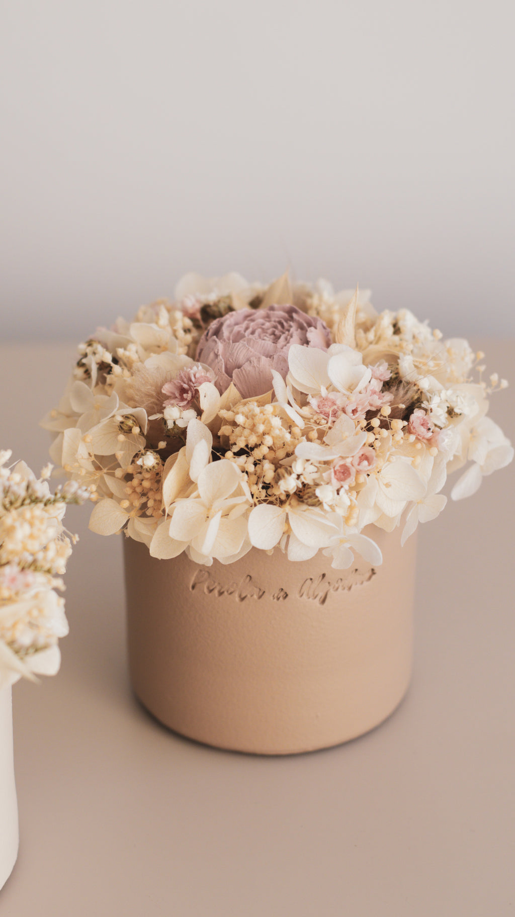 Vaso pequeno com flores preservadas e de gesso perfumado