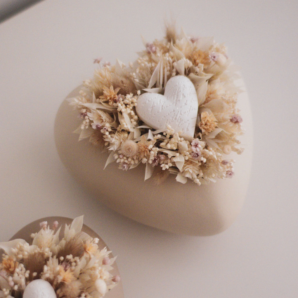 Mini coração com flores secas e preservadas e coração de gesso