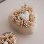 Mini coração com flores secas e preservadas e coração de gesso