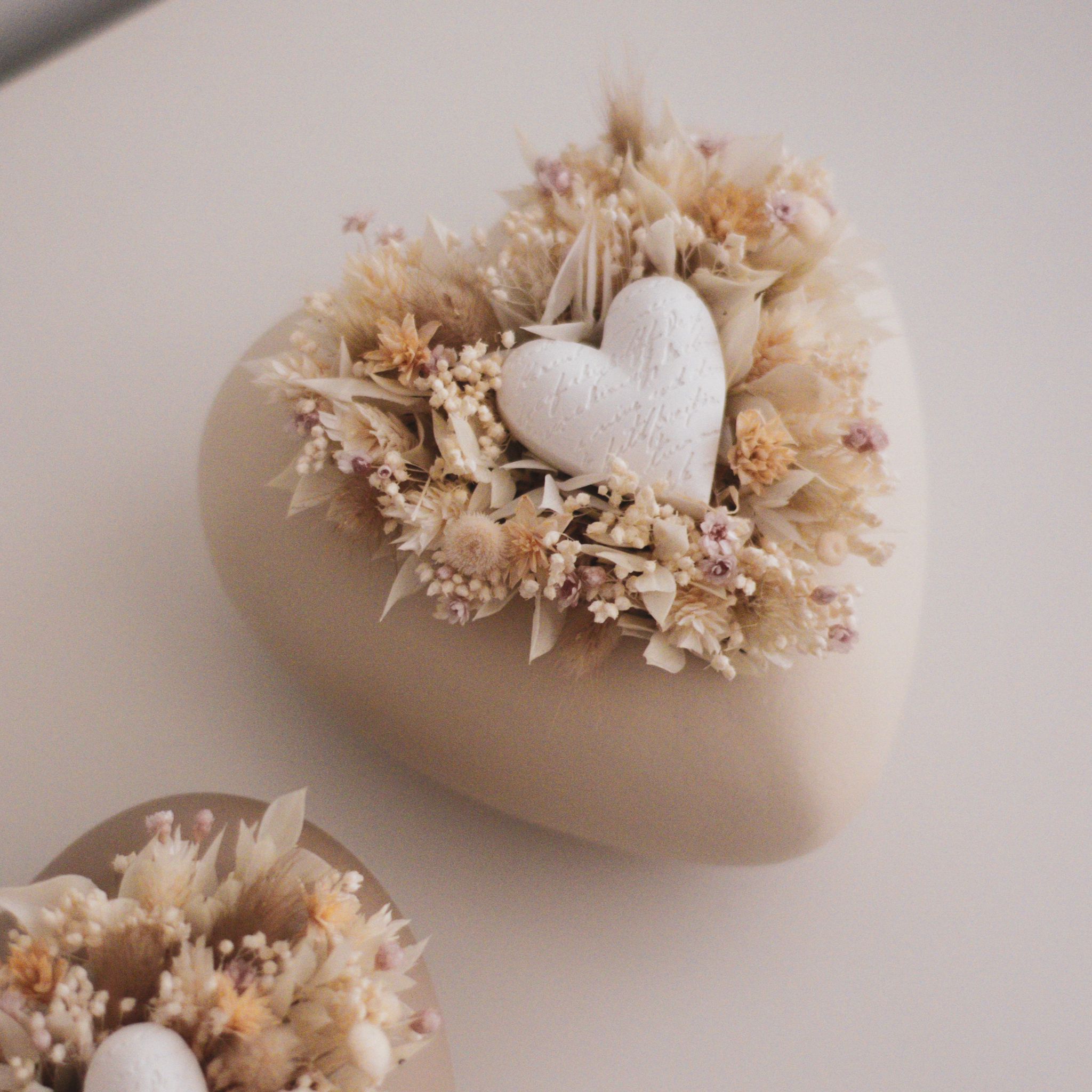 Mini coração com flores secas e preservadas e coração de gesso