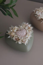 Mini coração com flores secas e preservadas e coração de gesso