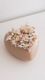 Coração com flores secas e preservadas