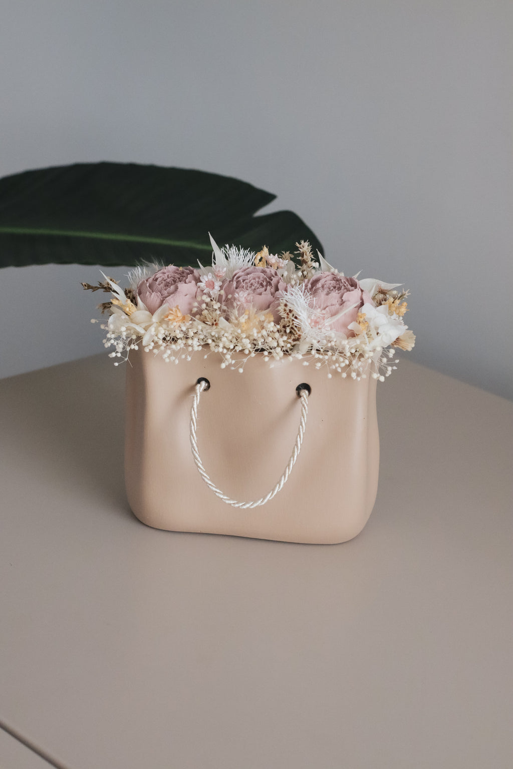 Mala com flores preservadas e 3 flores de gesso perfumado