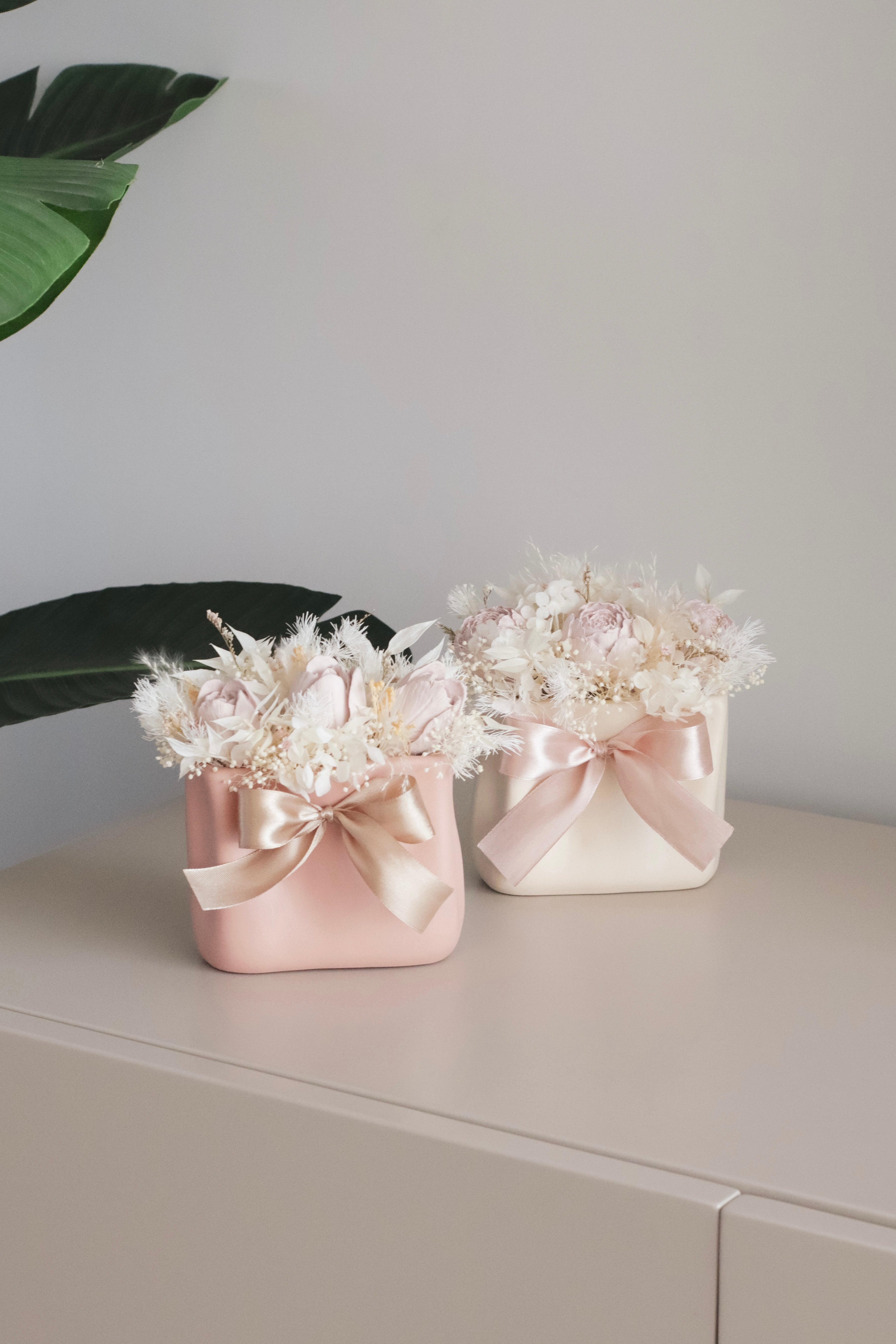 Mala com laço com flores preservadas e de gesso perfumado