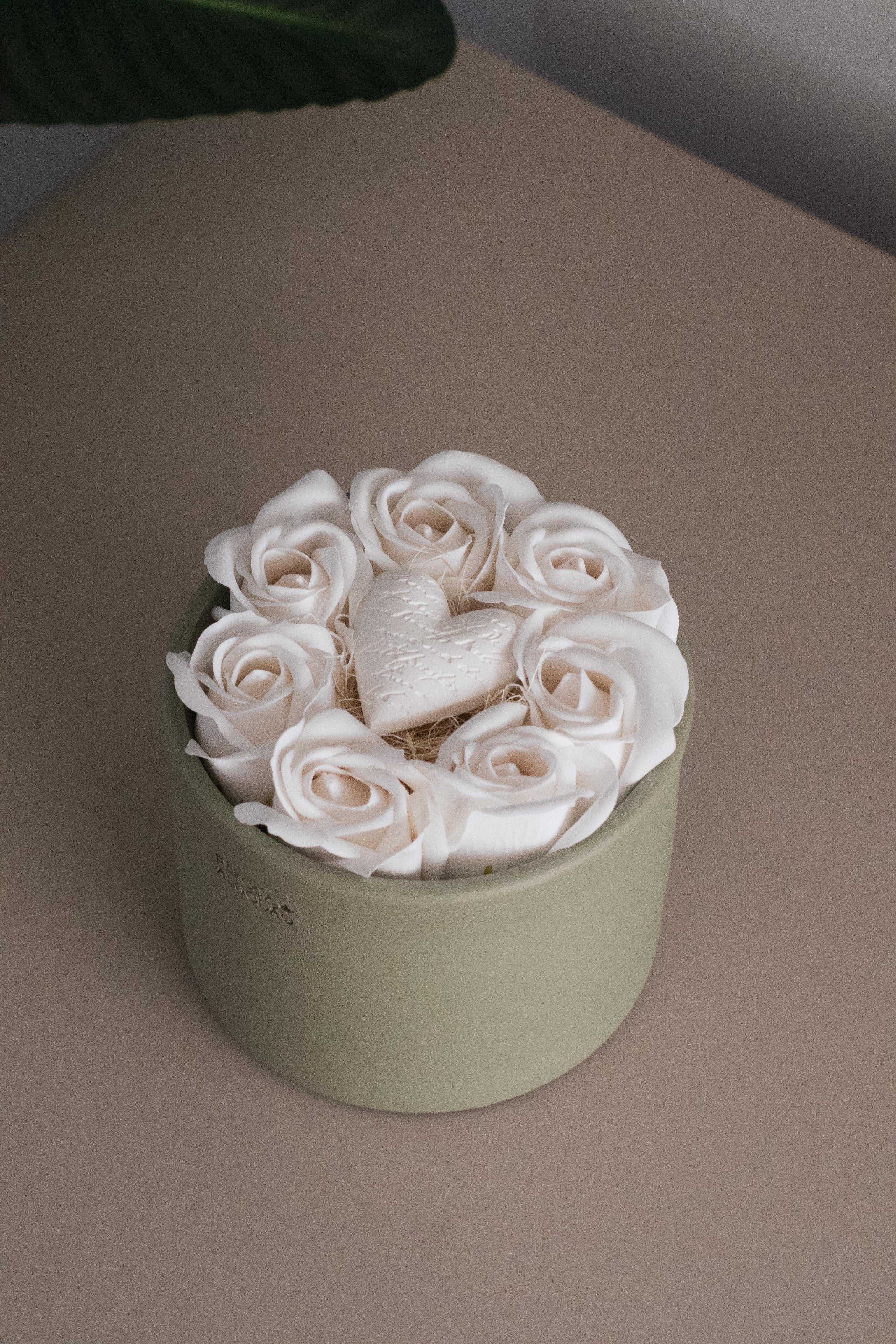 Vaso cerâmica com rosas e coração perfumado