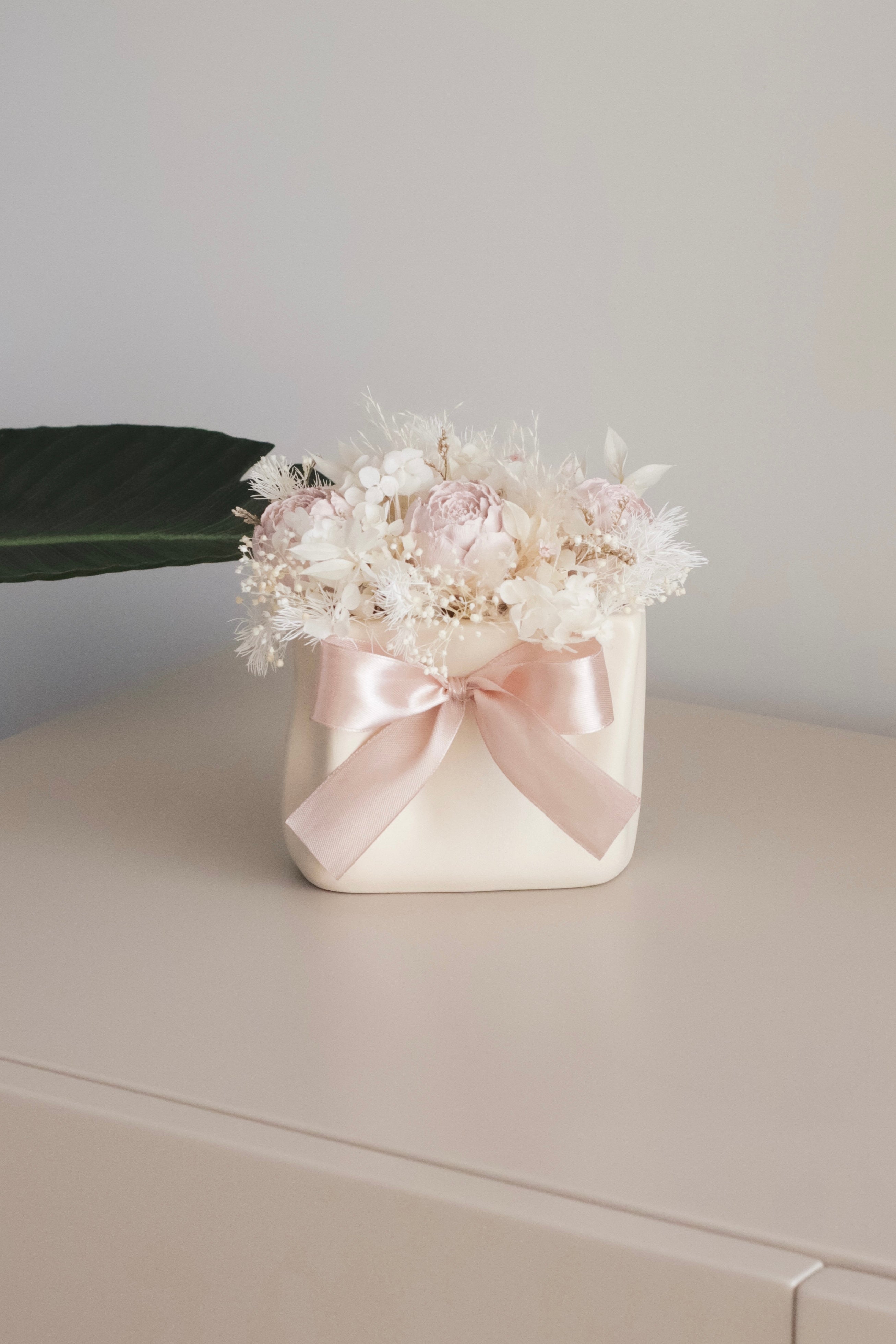 Mala com laço com flores preservadas e de gesso perfumado