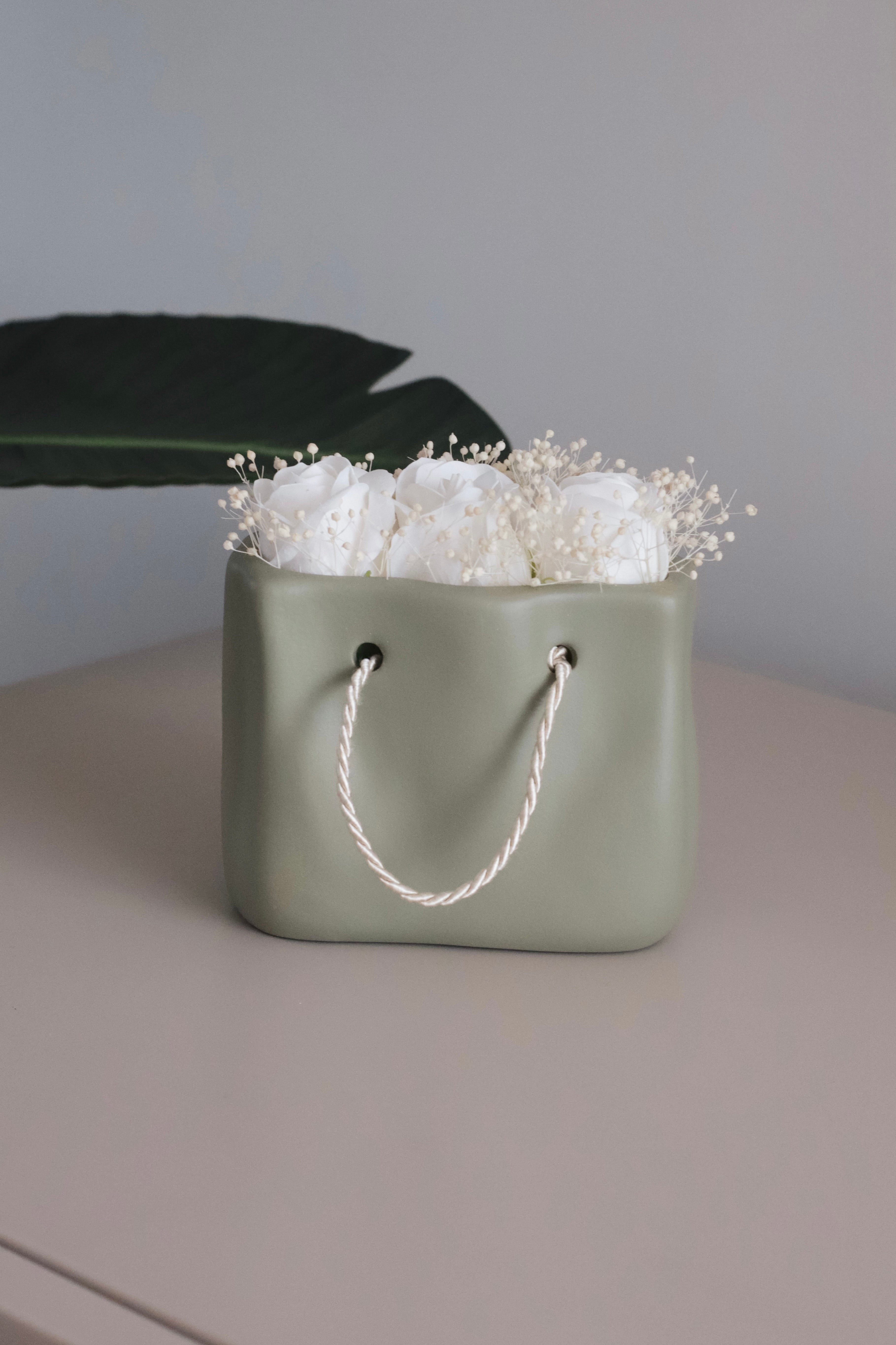 Mala com rosas e flores preservadas