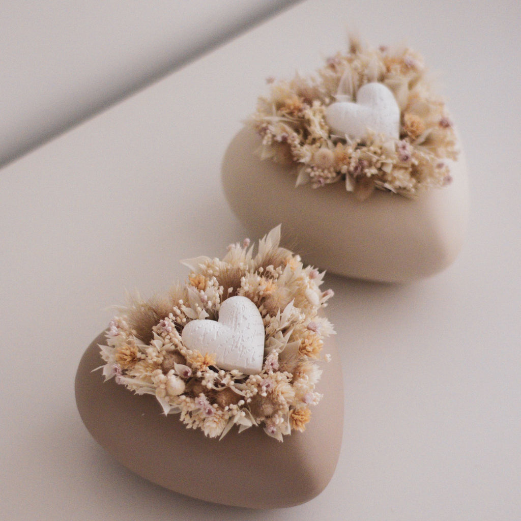 Mini coração com flores secas e preservadas e coração de gesso