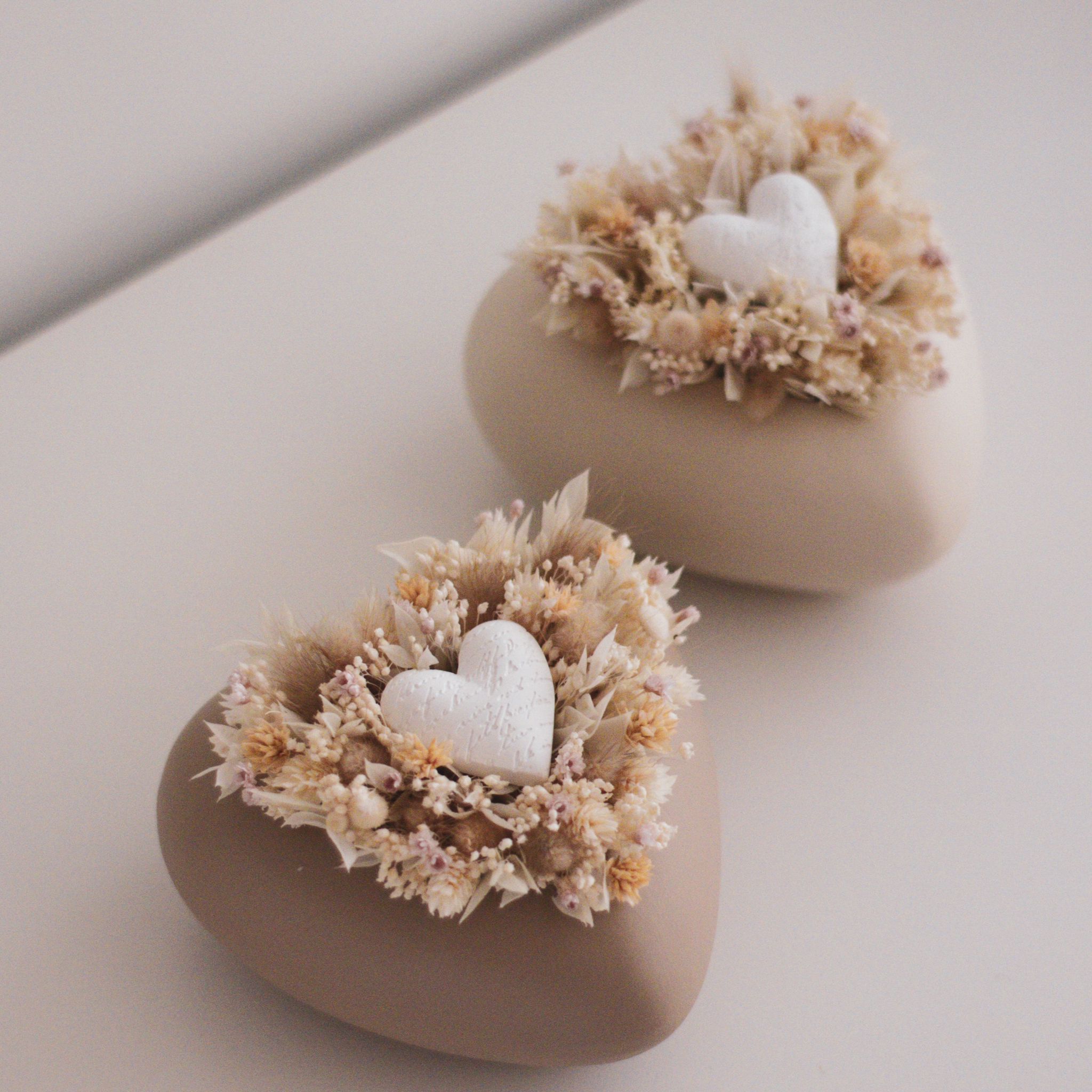 Mini coração com flores secas e preservadas e coração de gesso