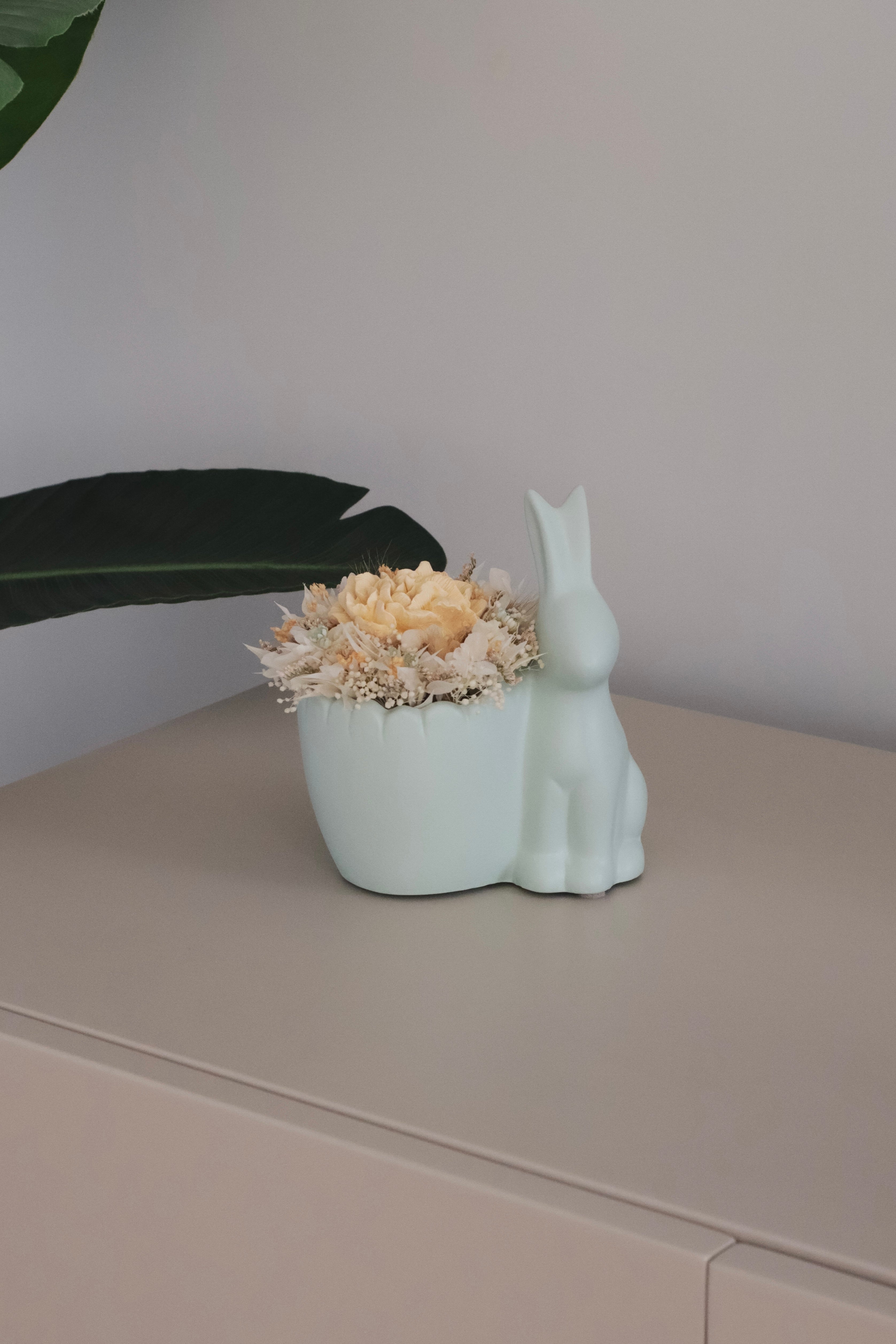 Coelho de cerâmica com flores preservadas e gesso perfumado