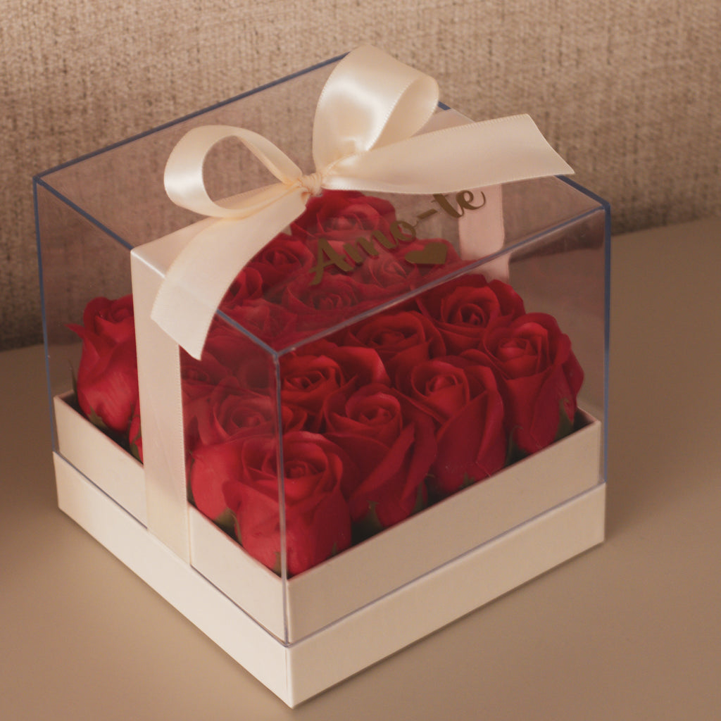 Caixa bege com rosas vermelhas