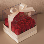 Caixa bege com rosas vermelhas