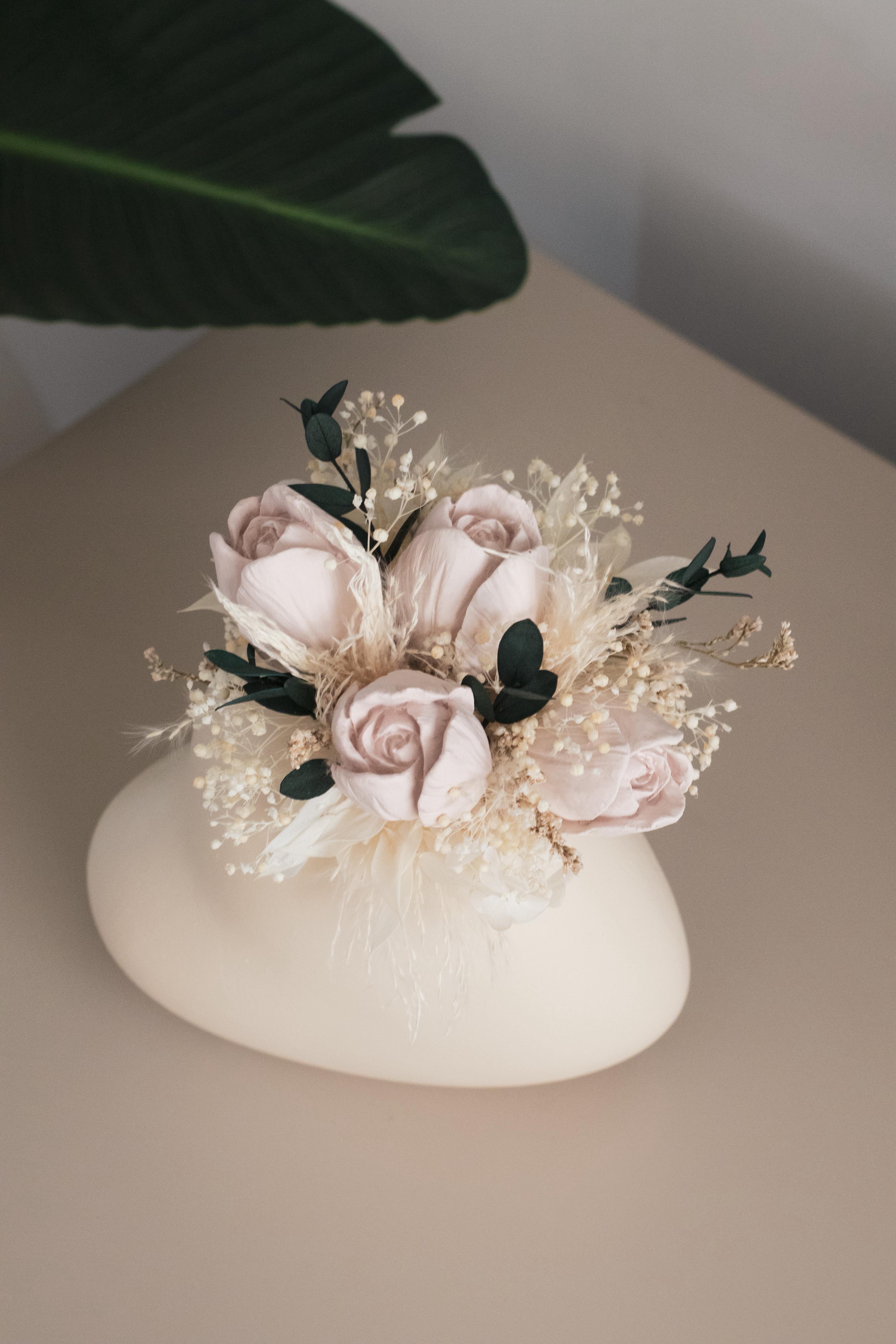 Coração lateral com flores preservadas e de gesso perfumado