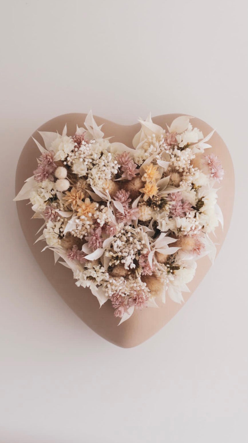 Coração com flores secas e preservadas