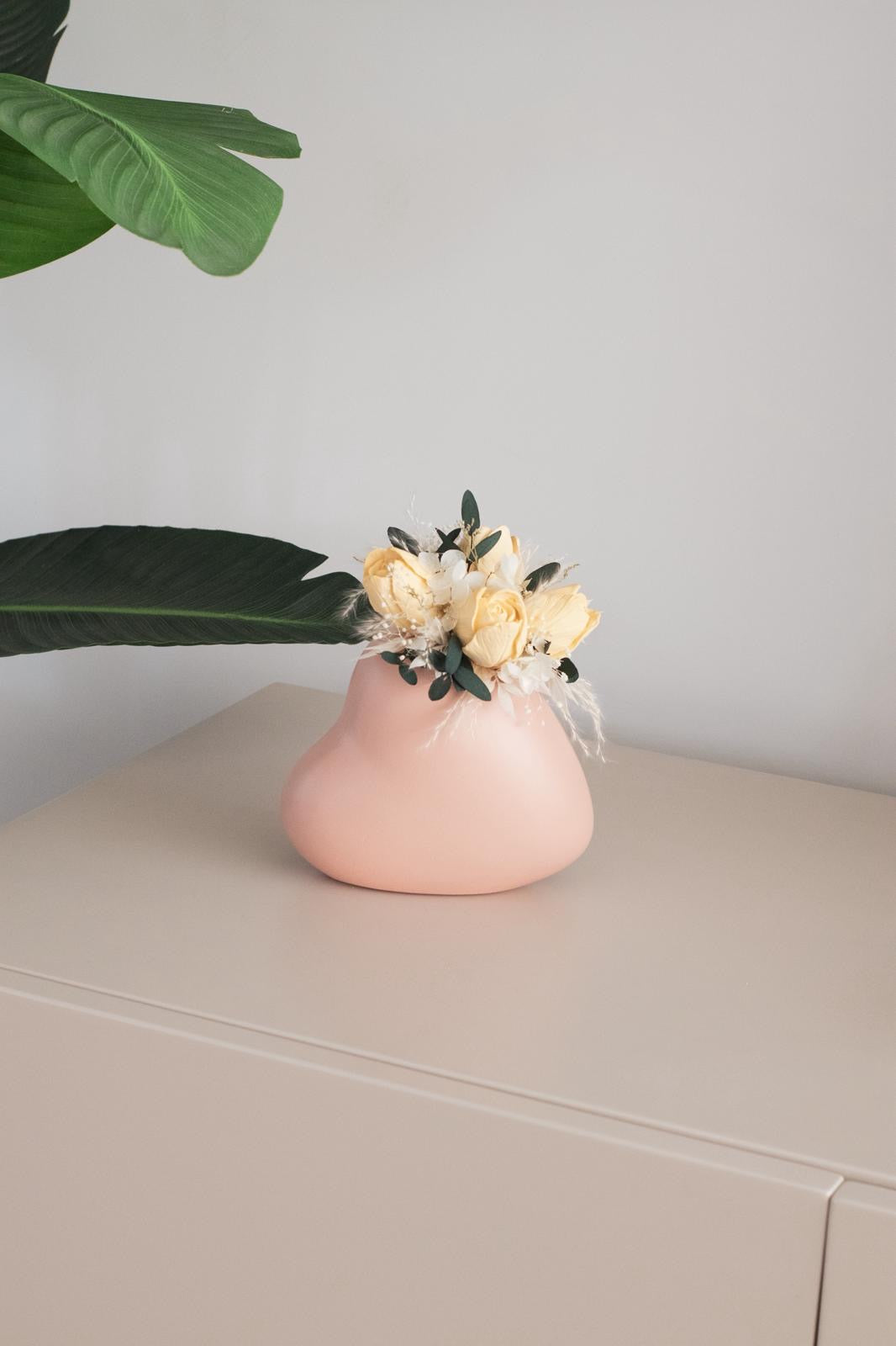 Coração lateral com flores preservadas e de gesso perfumado