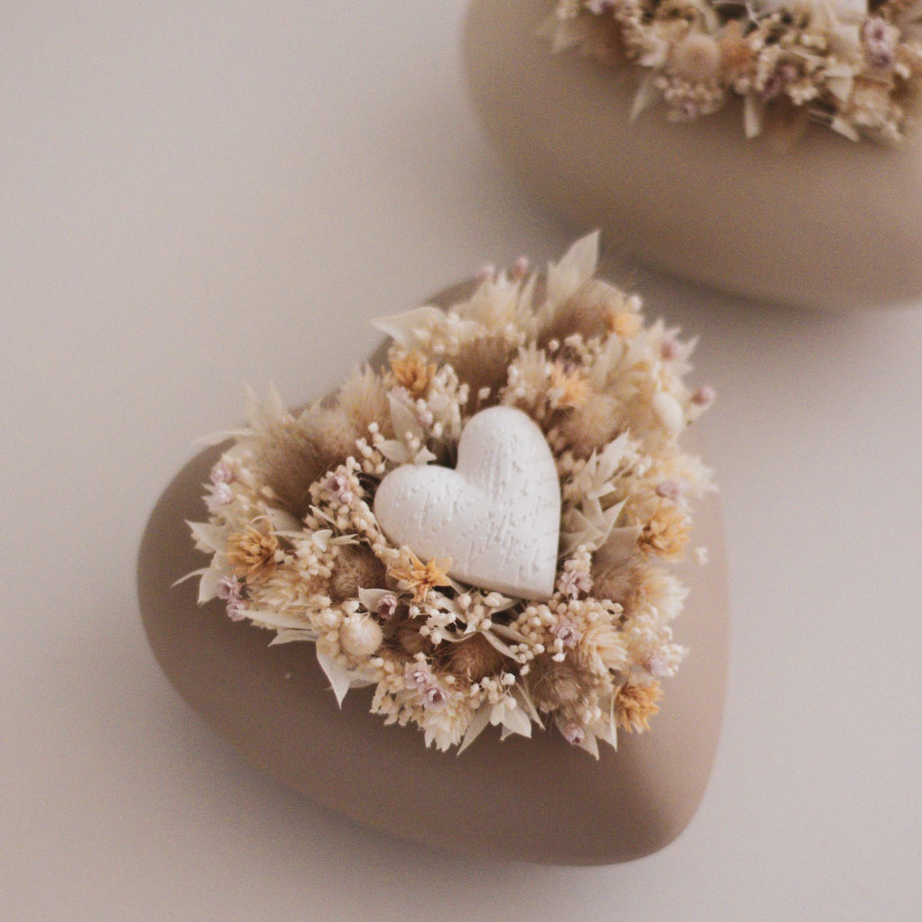 Mini coração com flores secas e preservadas e coração de gesso