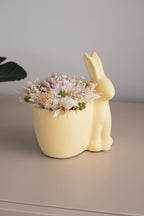 Coelho de cerâmica com flores preservadas e gesso perfumado