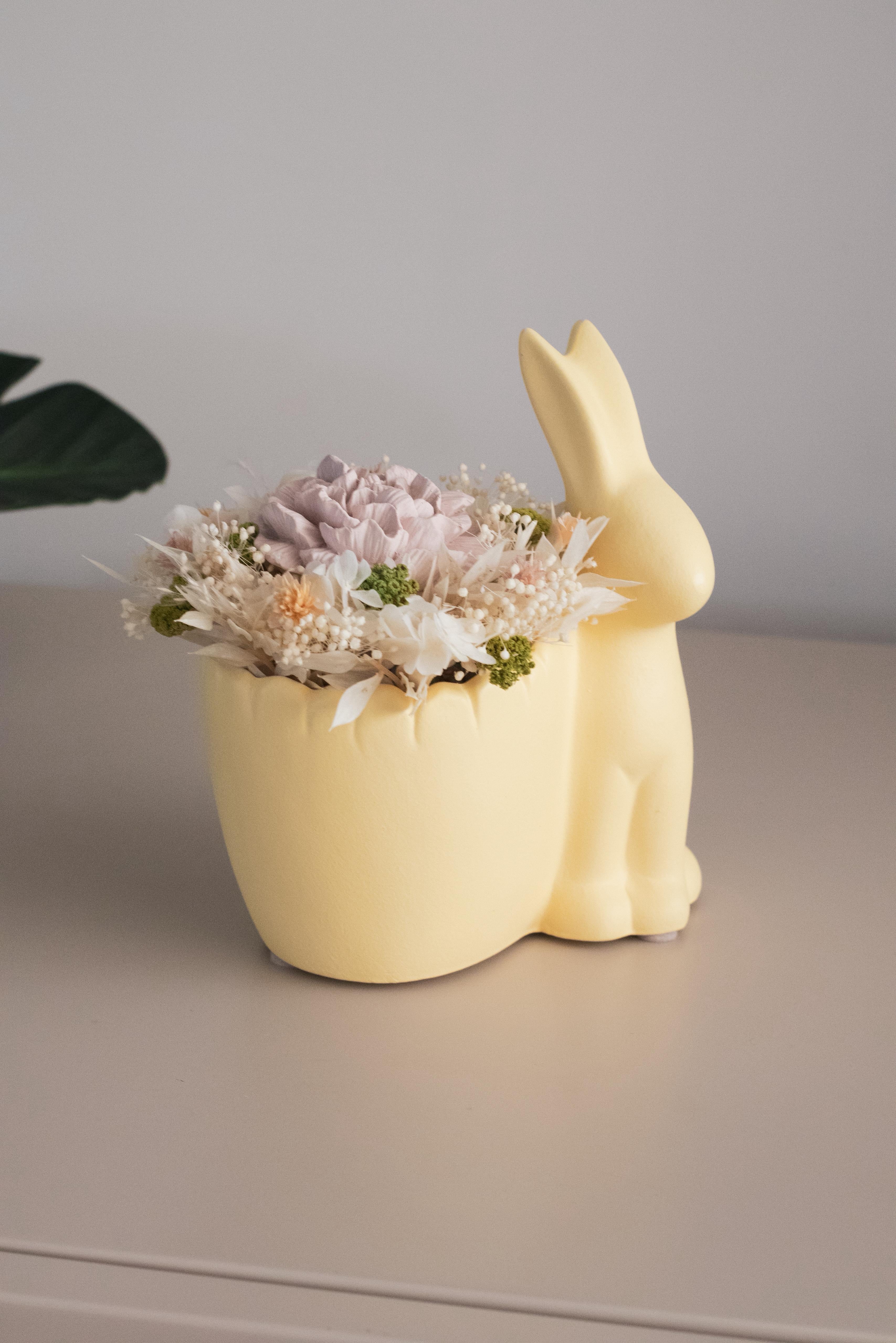 Coelho de cerâmica com flores preservadas e gesso perfumado