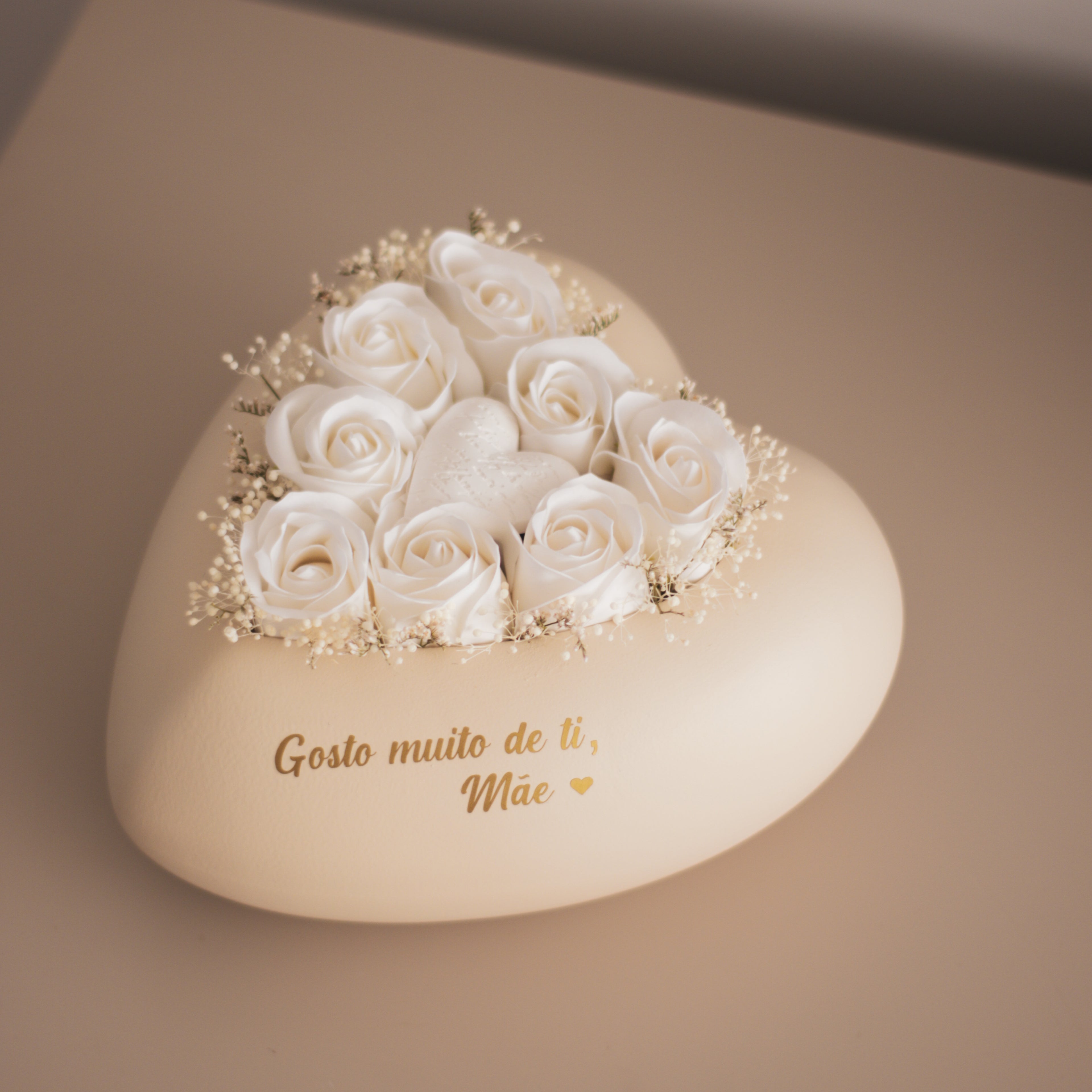 Coração com rosas brancas "Mãe" e flores preservadas