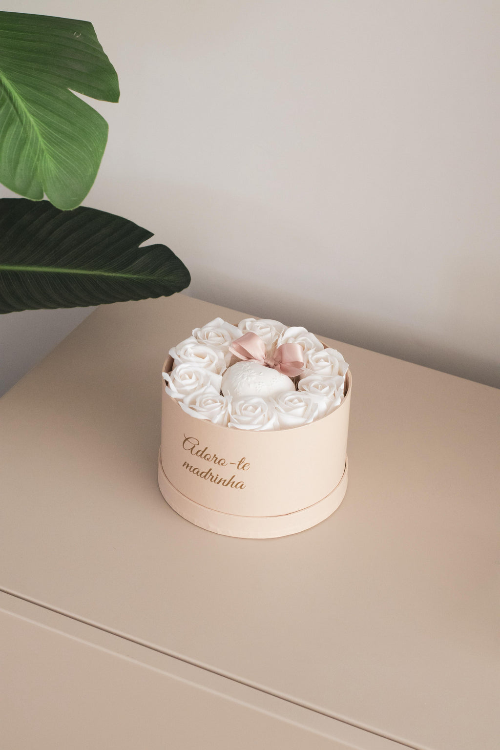 Caixa com rosas e coração perfumado para a madrinha