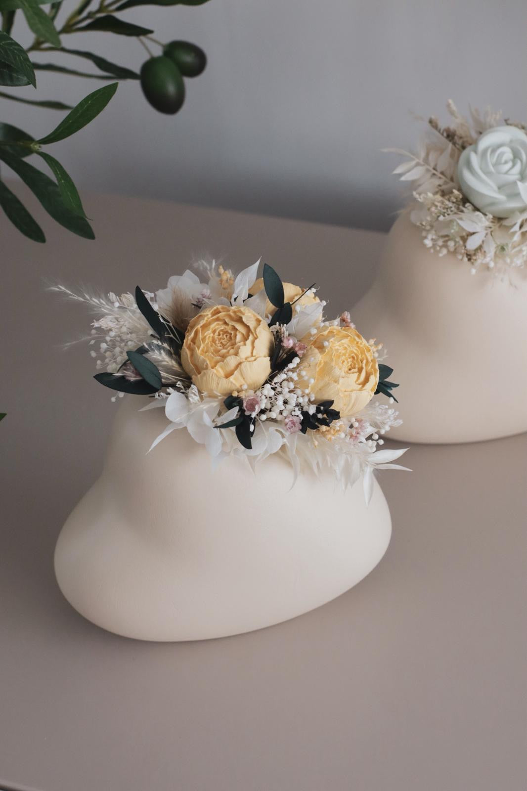 Coração lateral com flores preservadas e de gesso perfumado