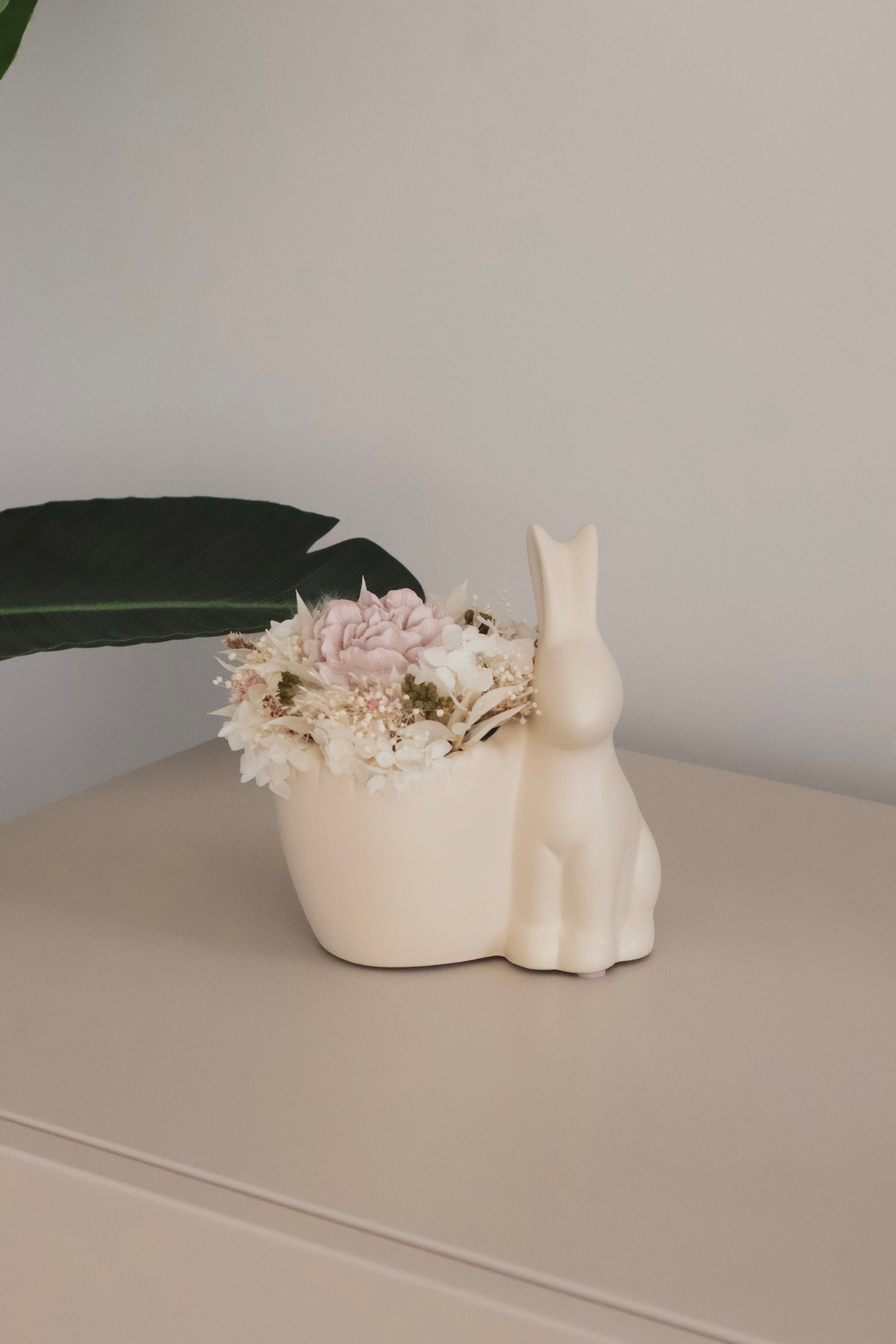 Coelho de cerâmica com flores preservadas e gesso perfumado