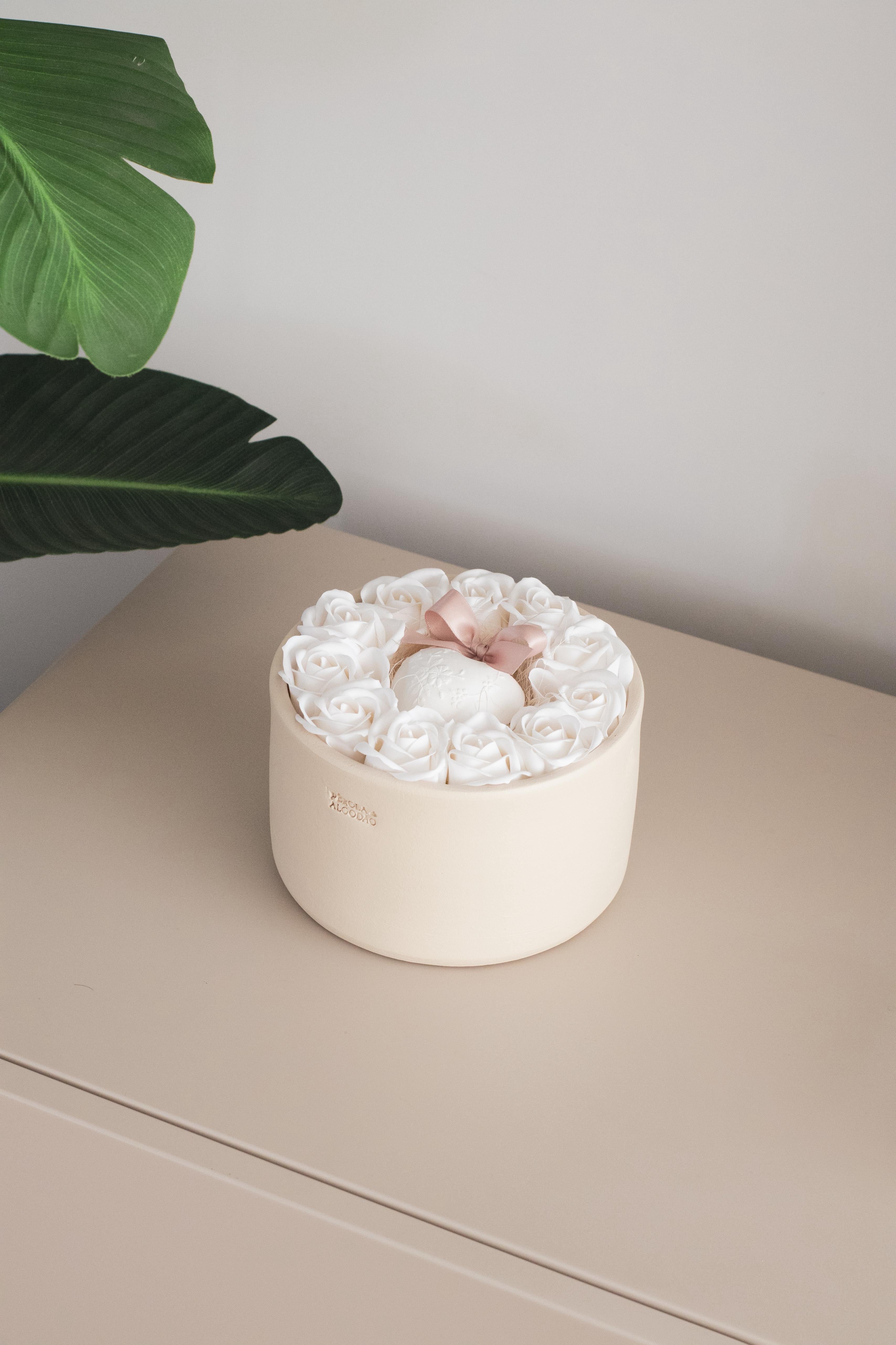 Vaso de cerâmica grande com rosas e coração de gesso perfumado