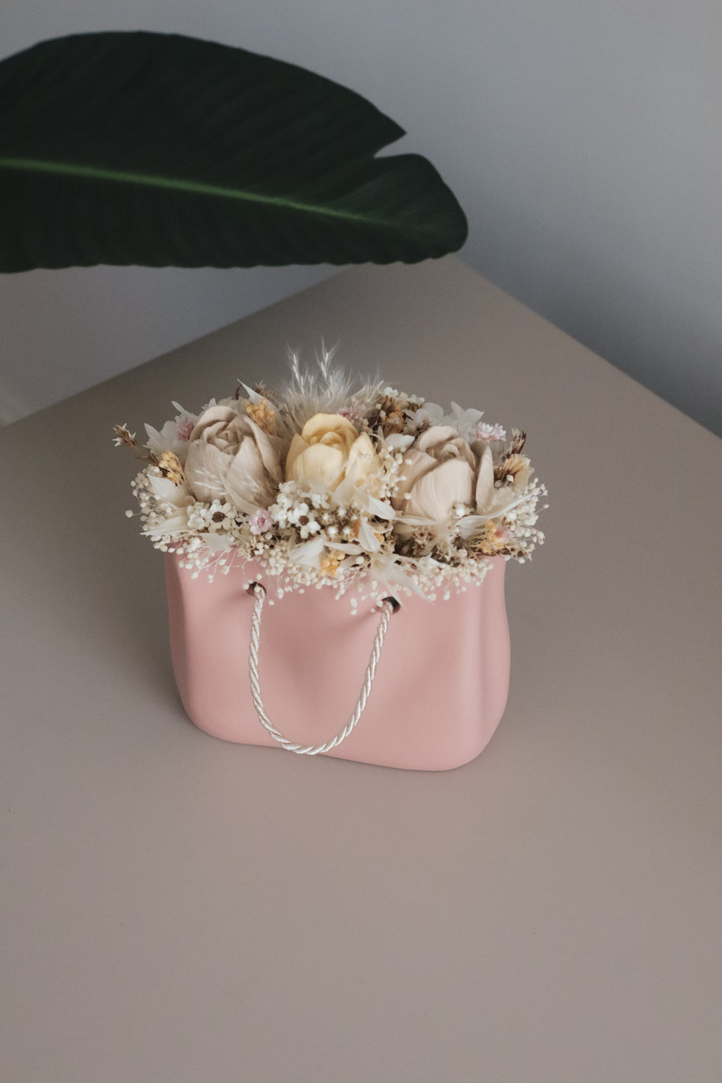 Mala com flores preservadas e 3 flores de gesso perfumado