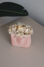 Mala com flores preservadas e 3 flores de gesso perfumado