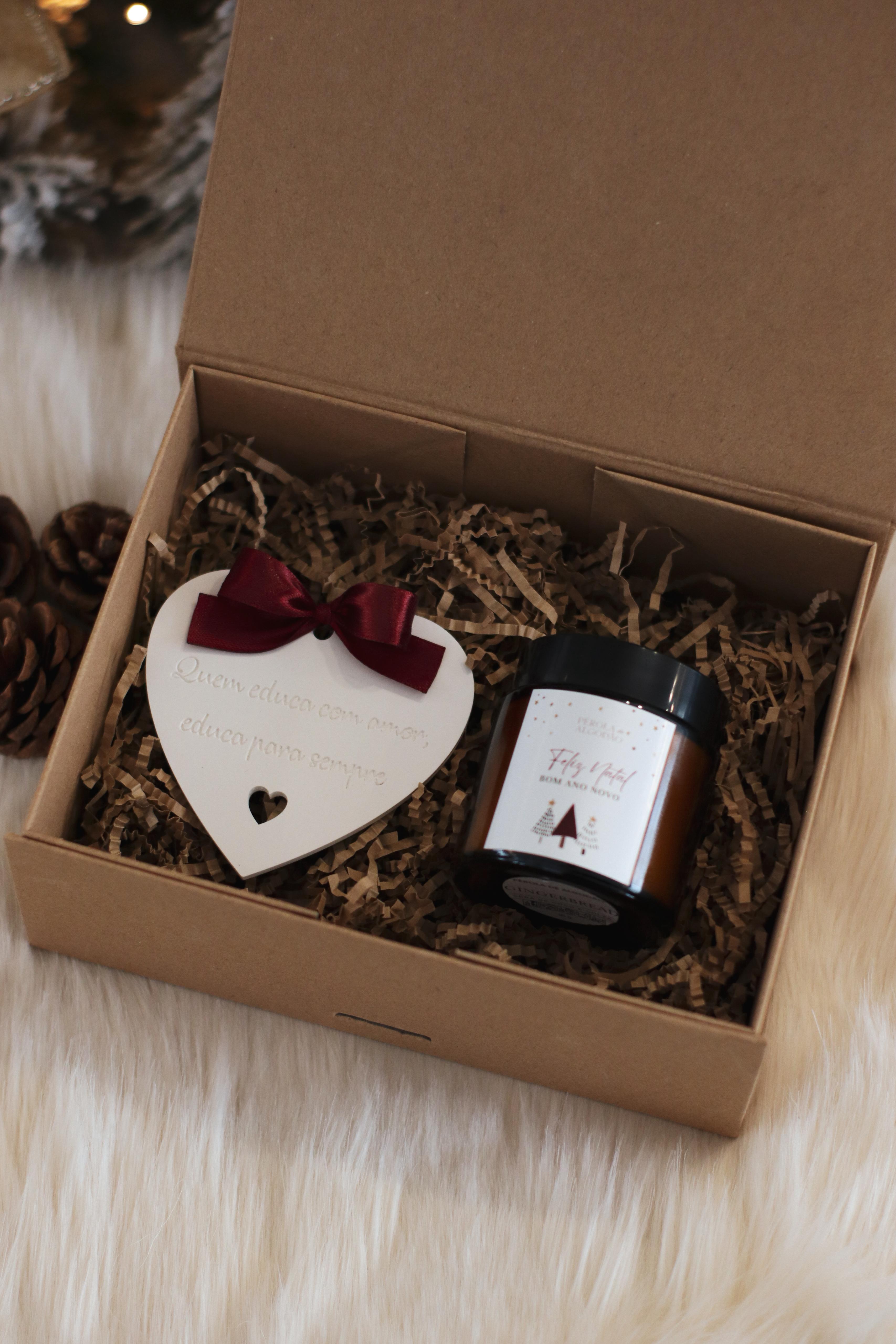 Caixa com Coração Educar e Mini Vela