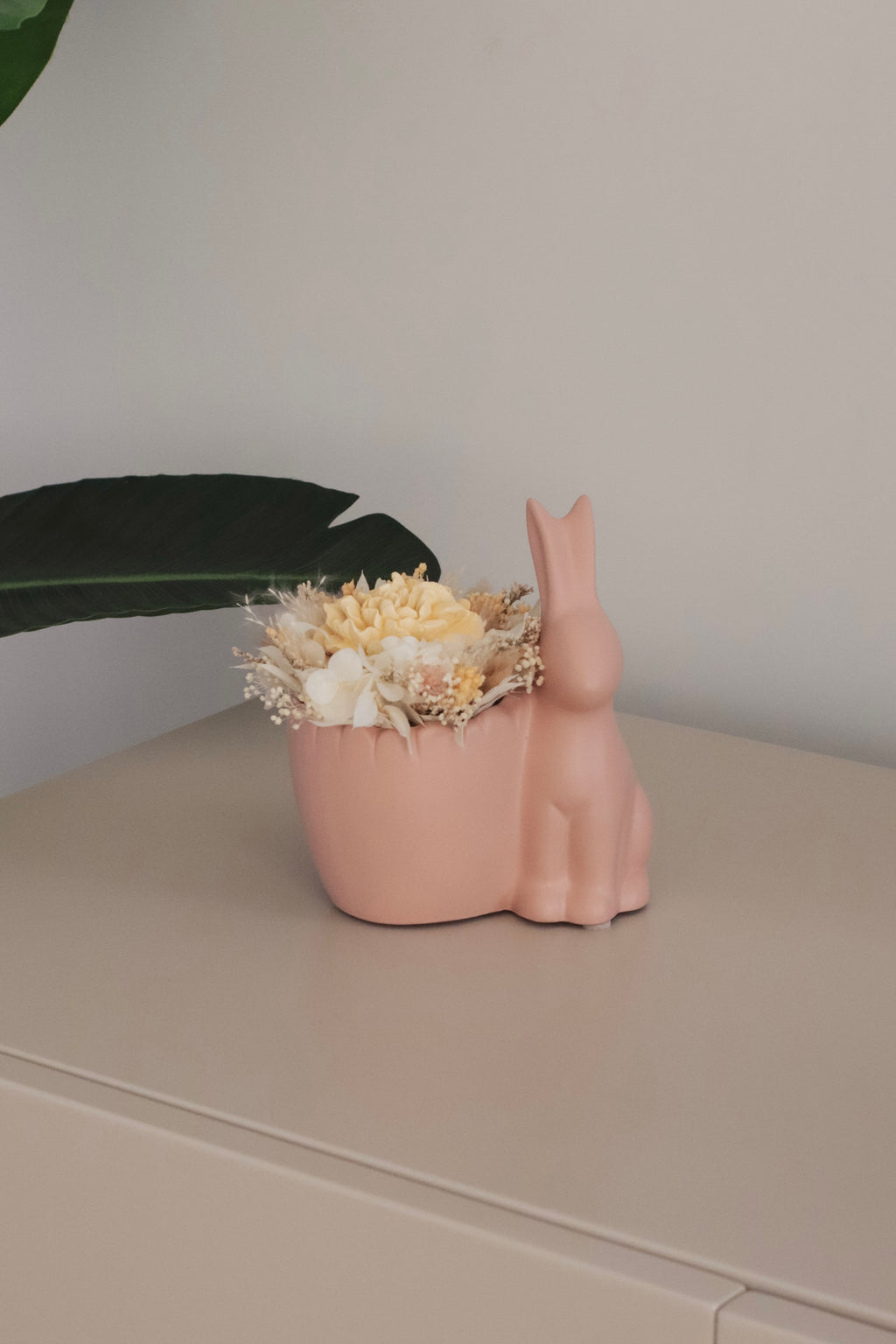 Coelho de cerâmica com flores preservadas e gesso perfumado