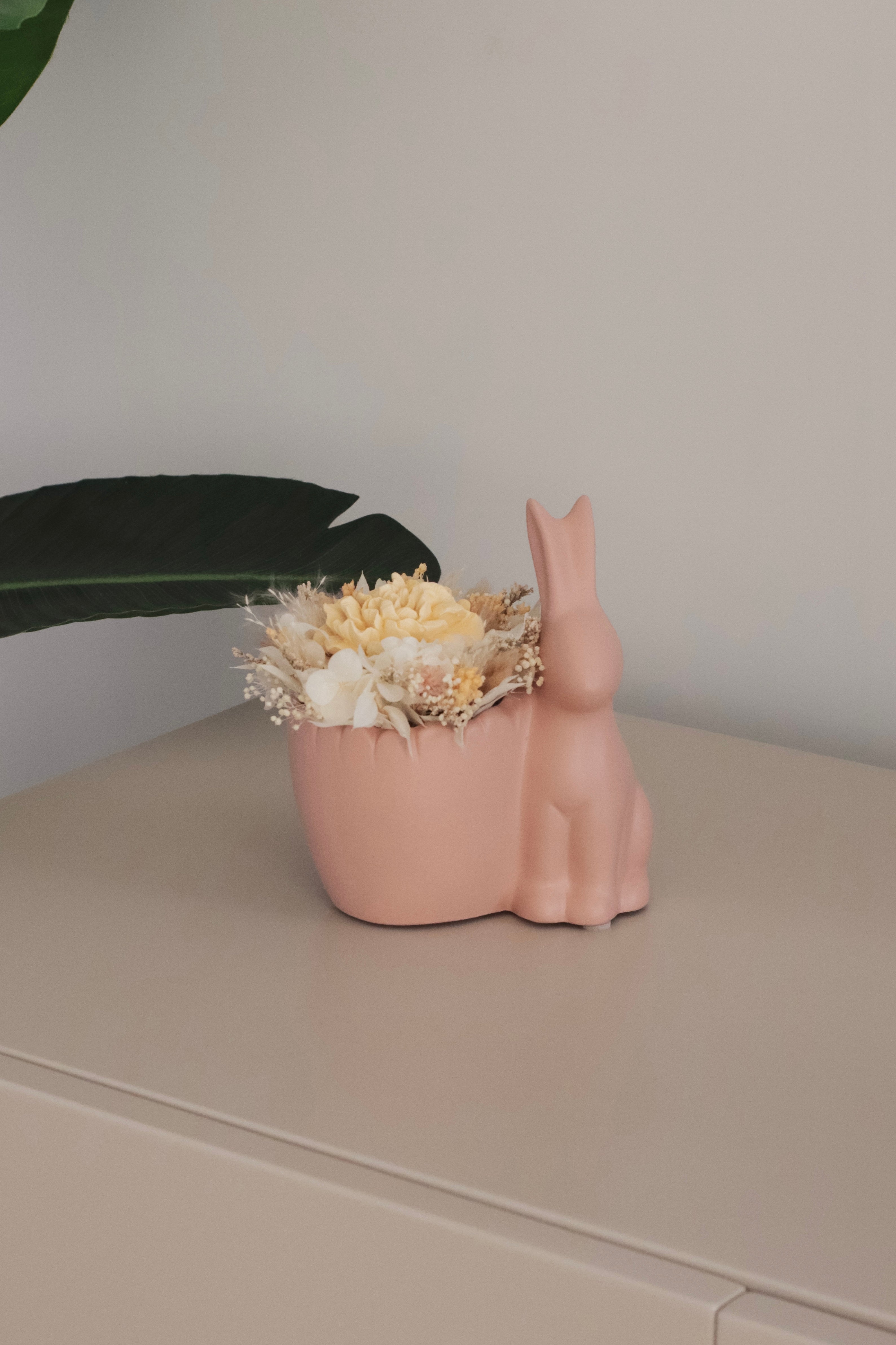 Coelho de cerâmica com flores preservadas e gesso perfumado