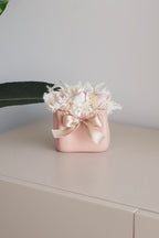 Mala com laço com flores preservadas e de gesso perfumado