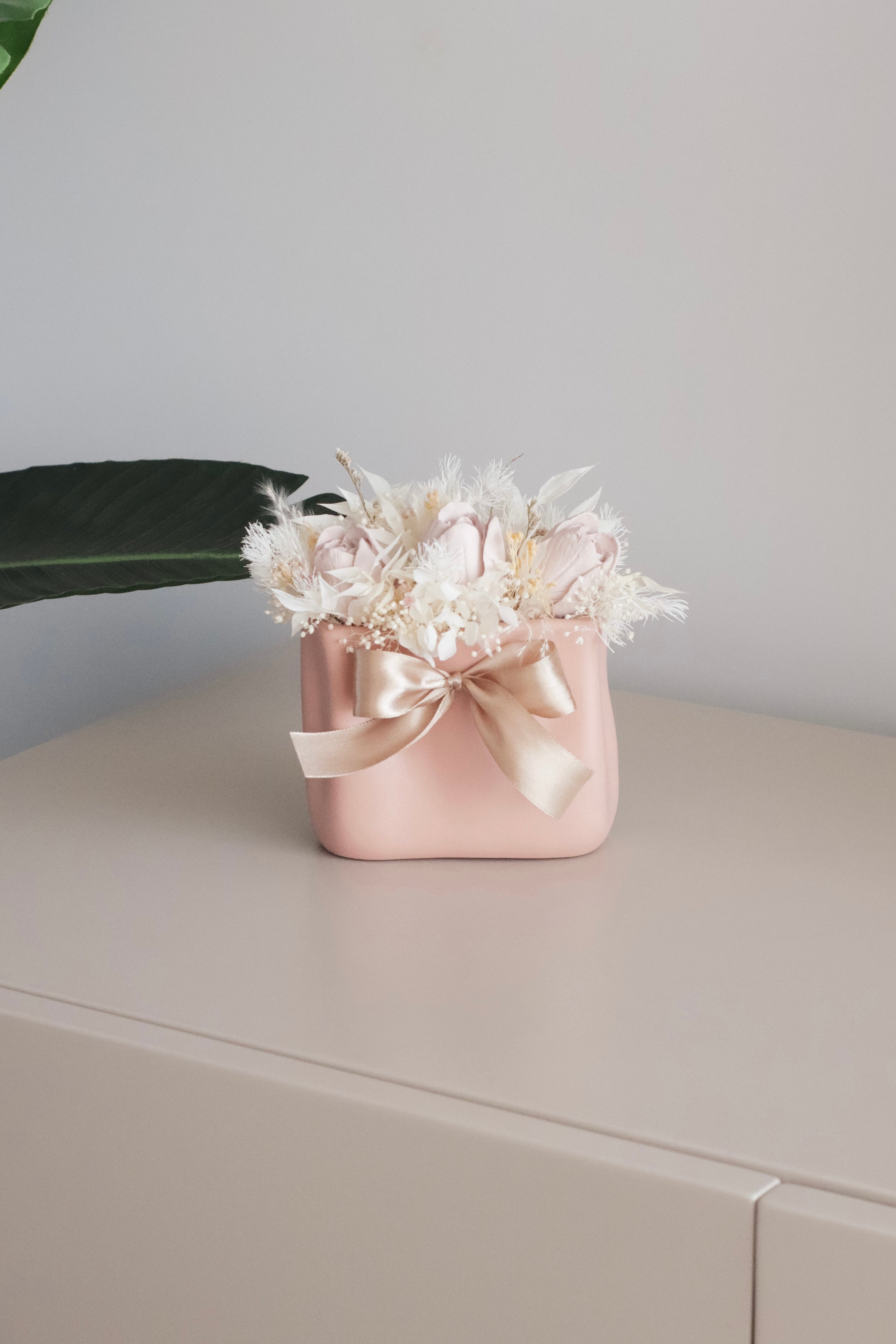 Mala com laço com flores preservadas e de gesso perfumado