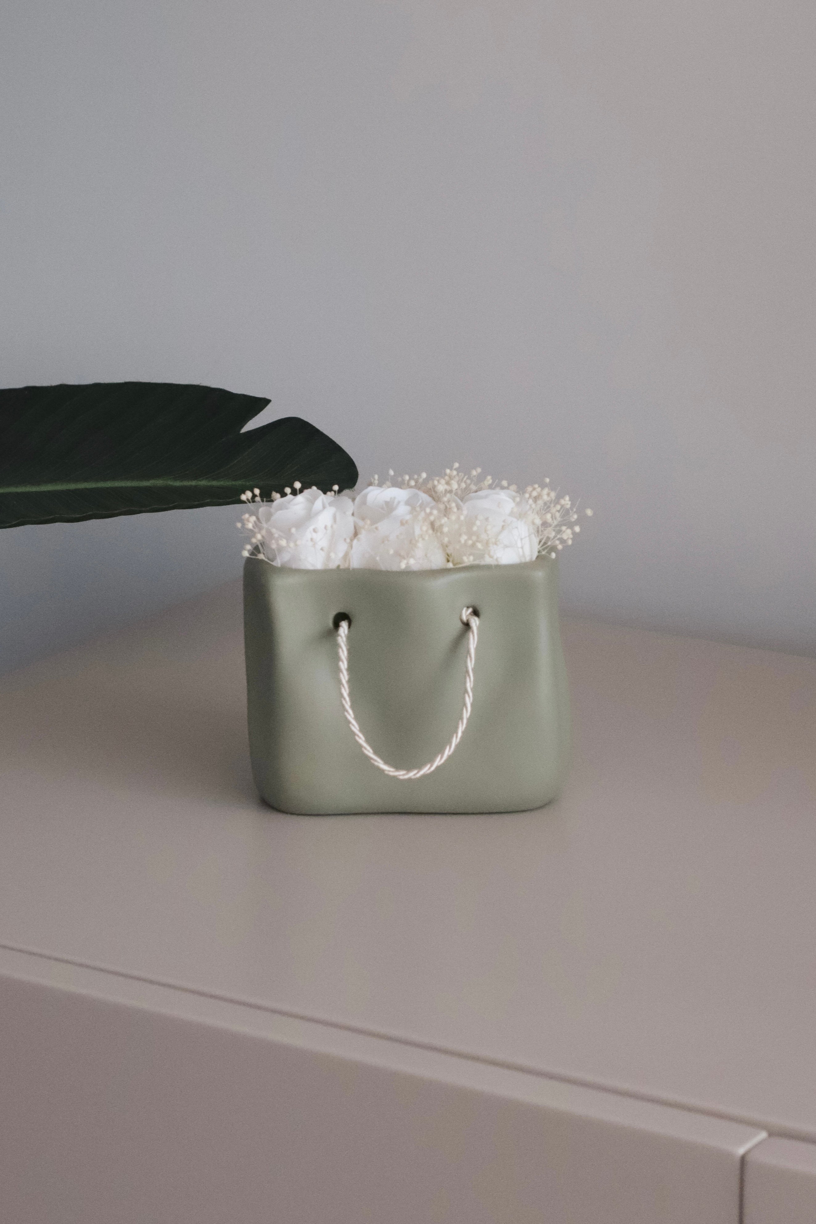 Mala com rosas e flores preservadas