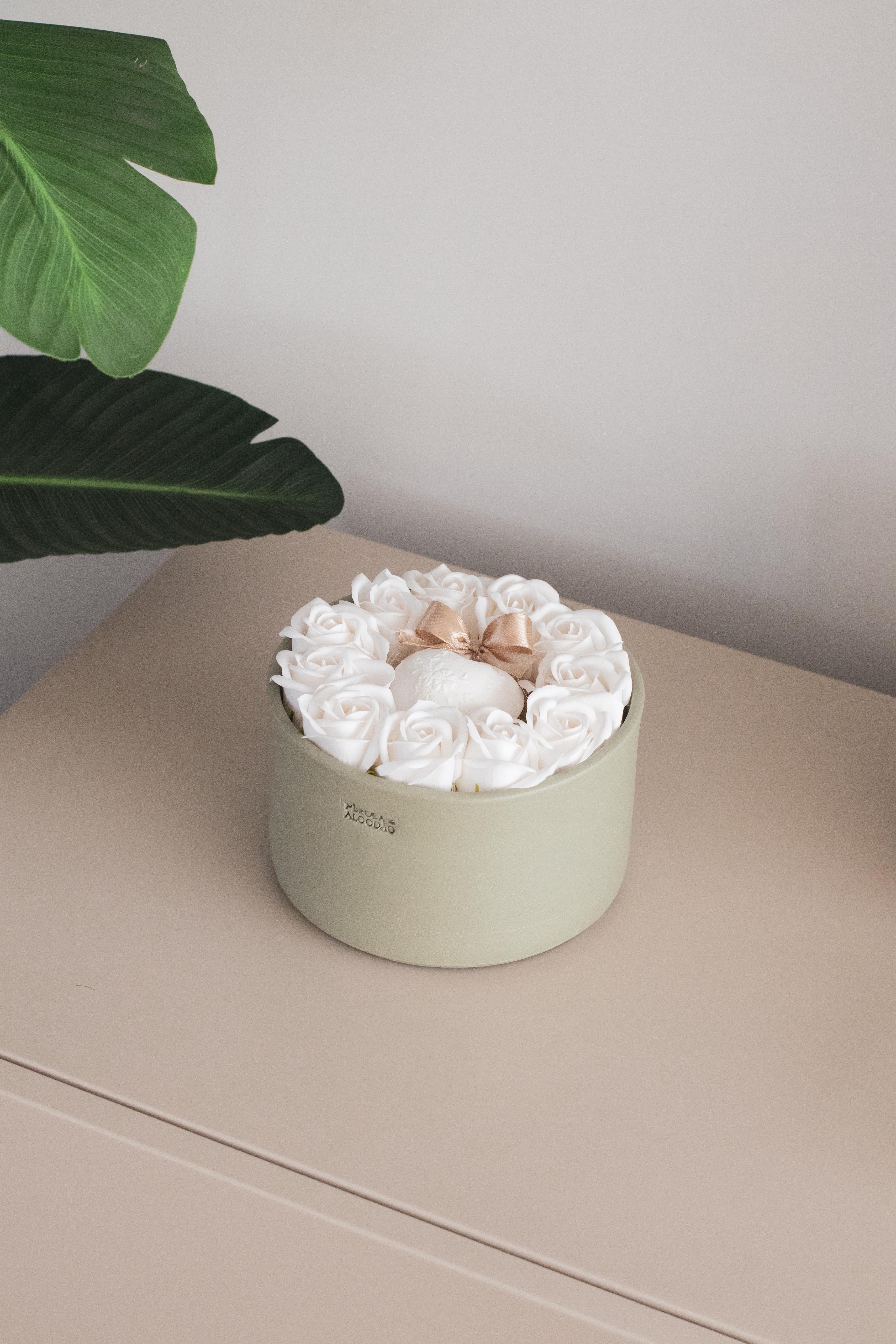 Vaso de cerâmica grande com rosas e coração de gesso perfumado