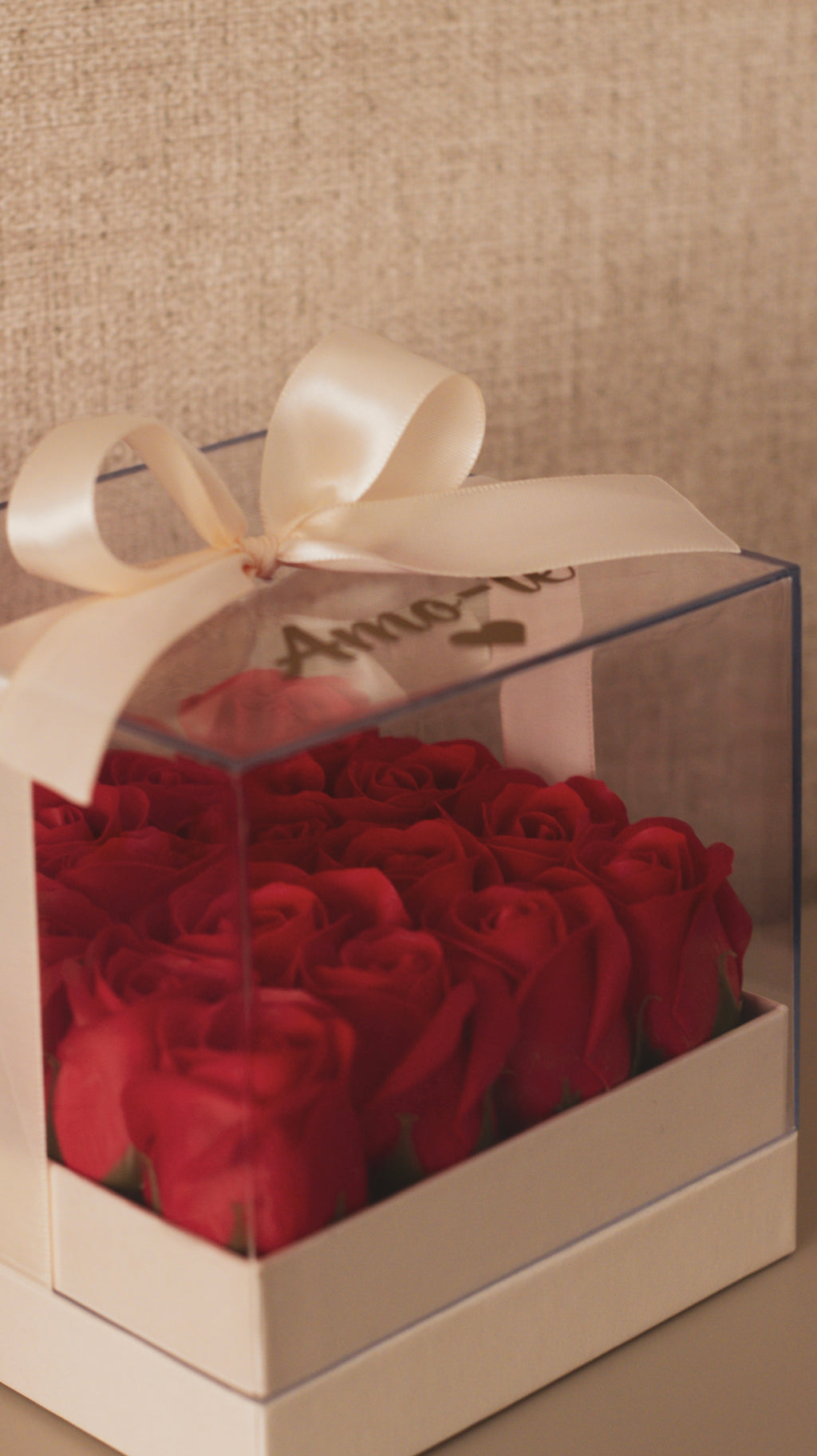 Caixa bege com rosas vermelhas